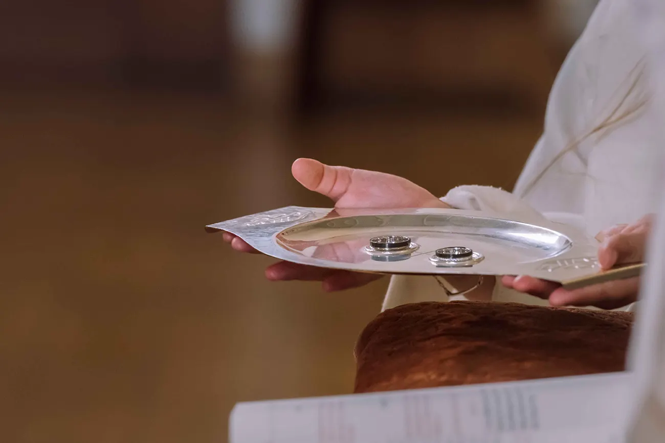 Hochzeitsreportage, die Eheringe auf dem silbernen Tablett