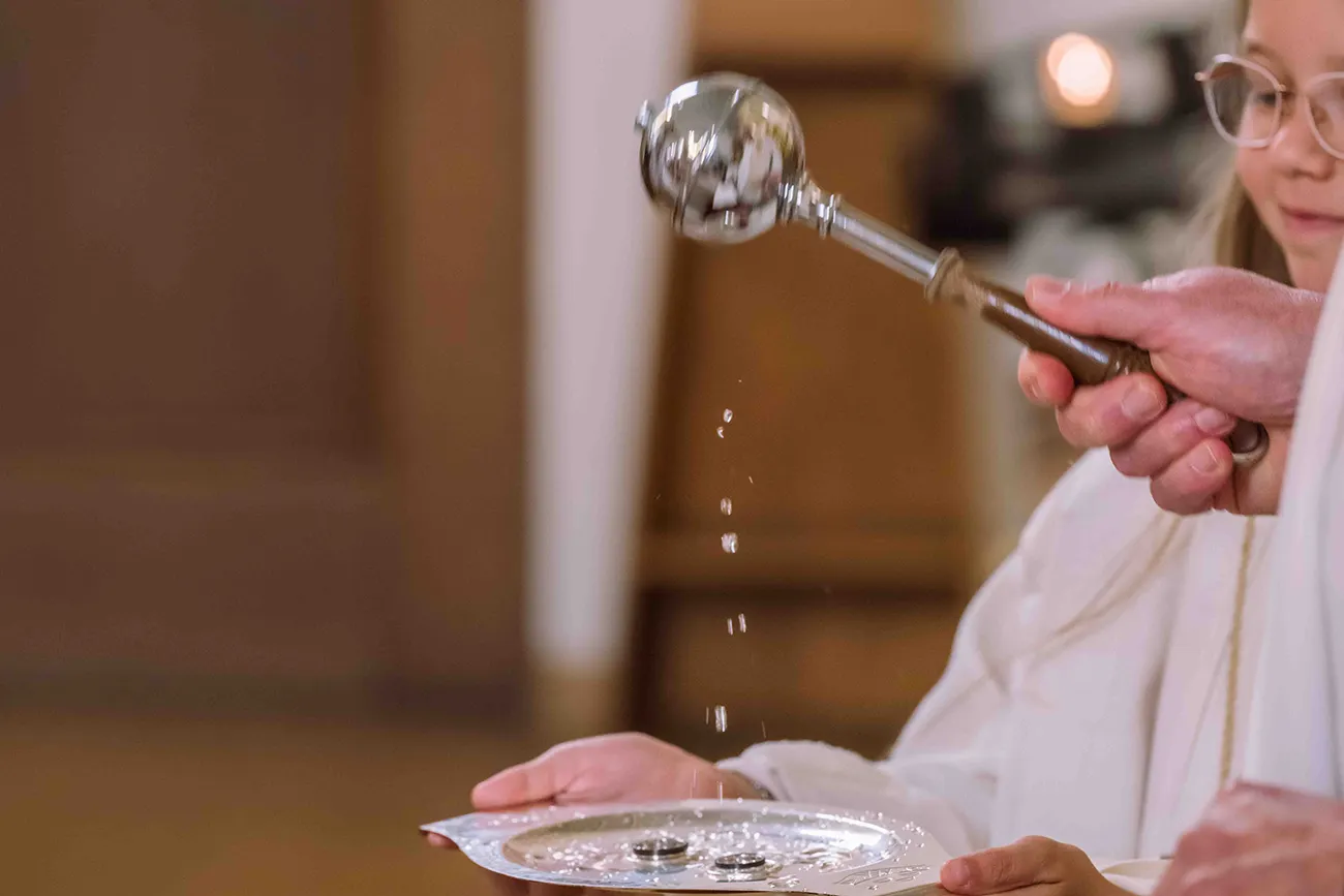 Ehereportage, die Weihung der Eheringe bei der kirchlichen Trauung