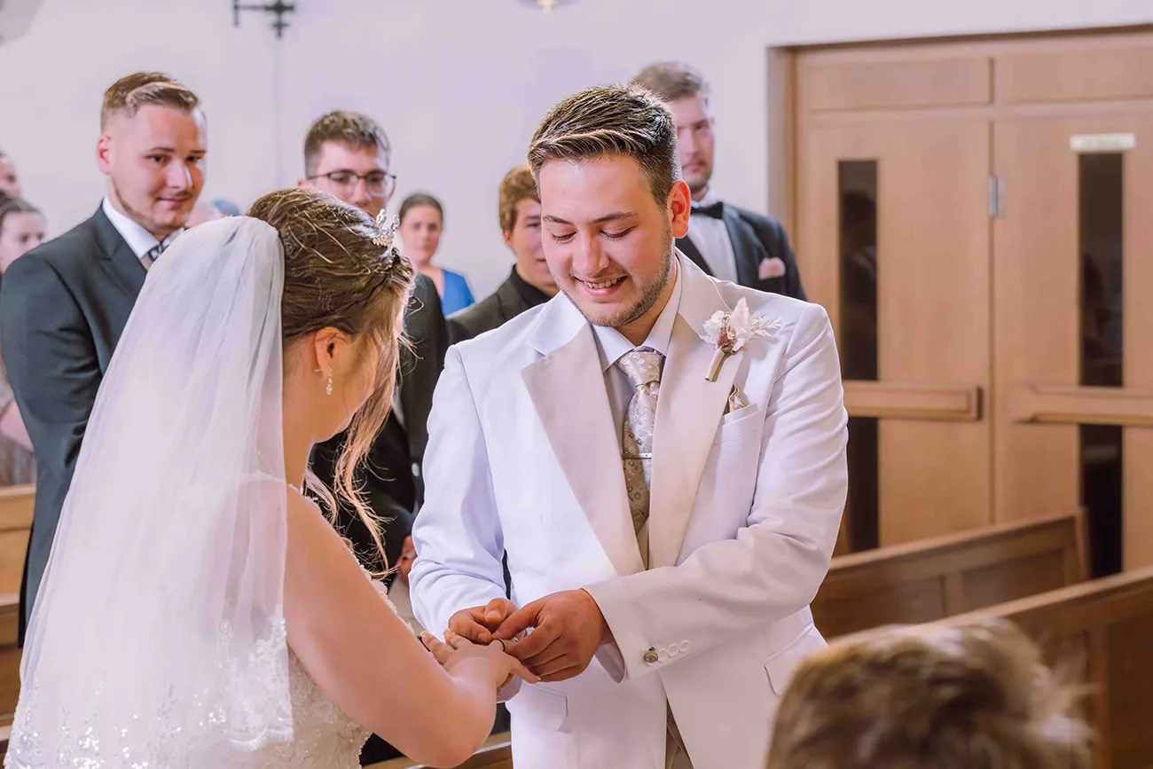 Hochzeitsfotografie, der Ringtausch bei der kirchlichen Trauung