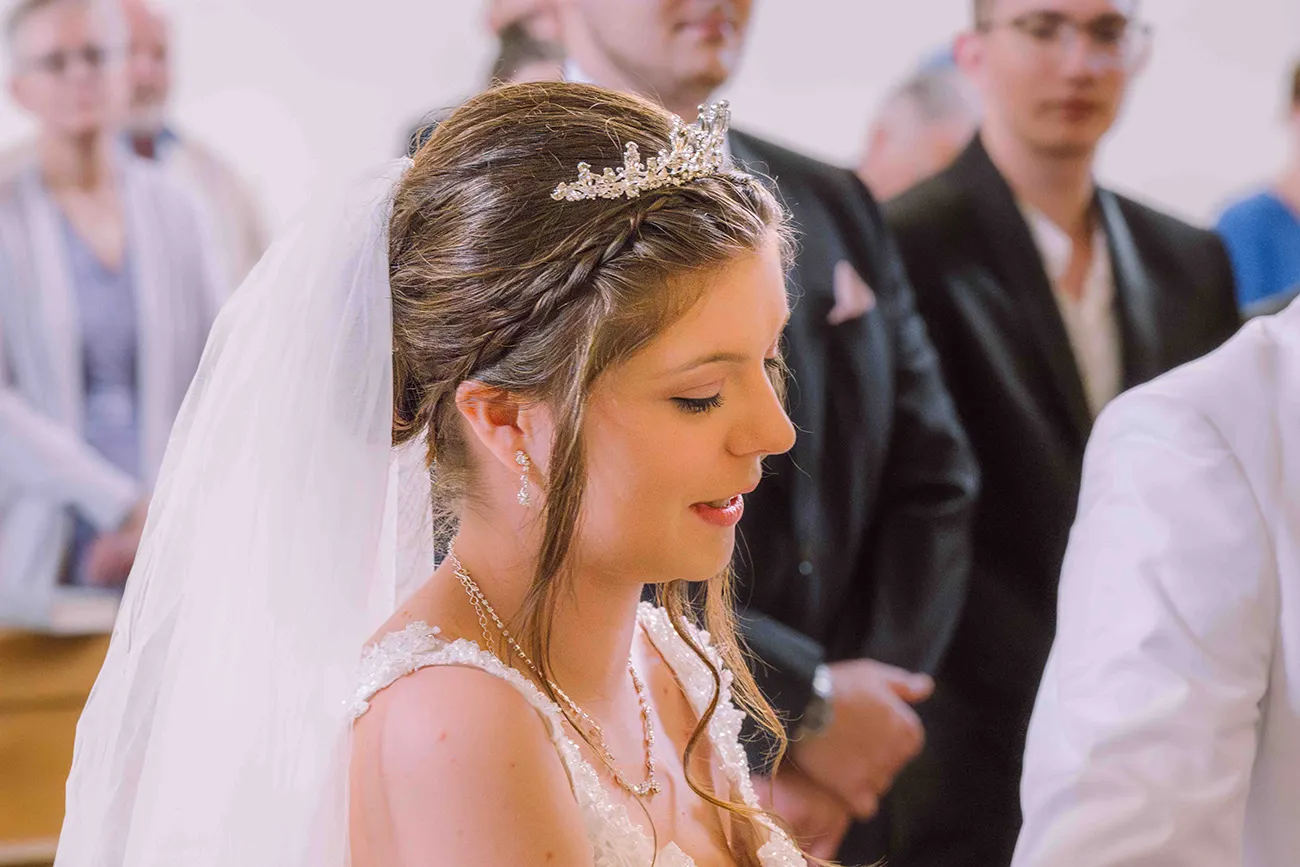 Hoichzeitsreportage, die Seitenansicht der Braut bei der Hochzeits- Zeremonie