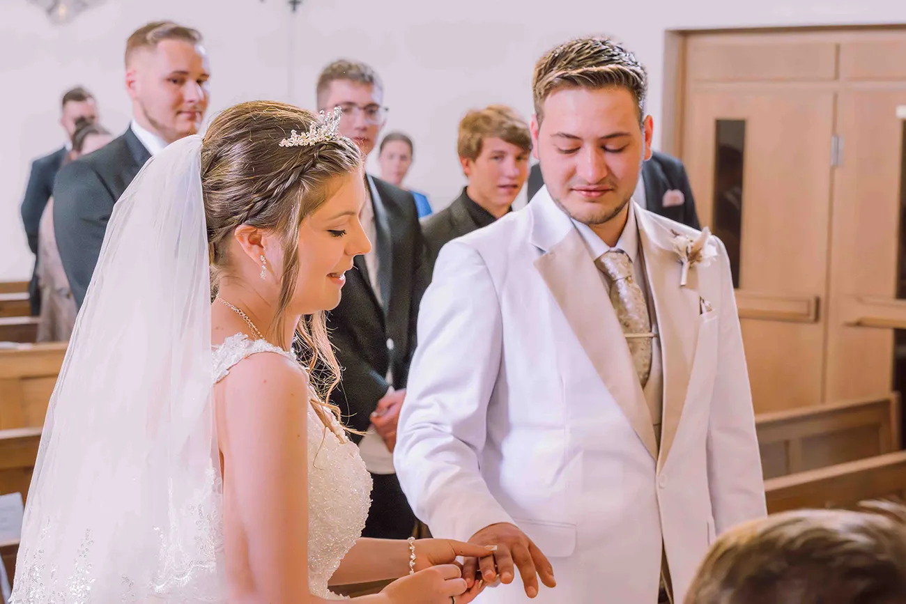 Hochzeitsreportage, der Ringtausch bei der kirchlichen Hochzeit