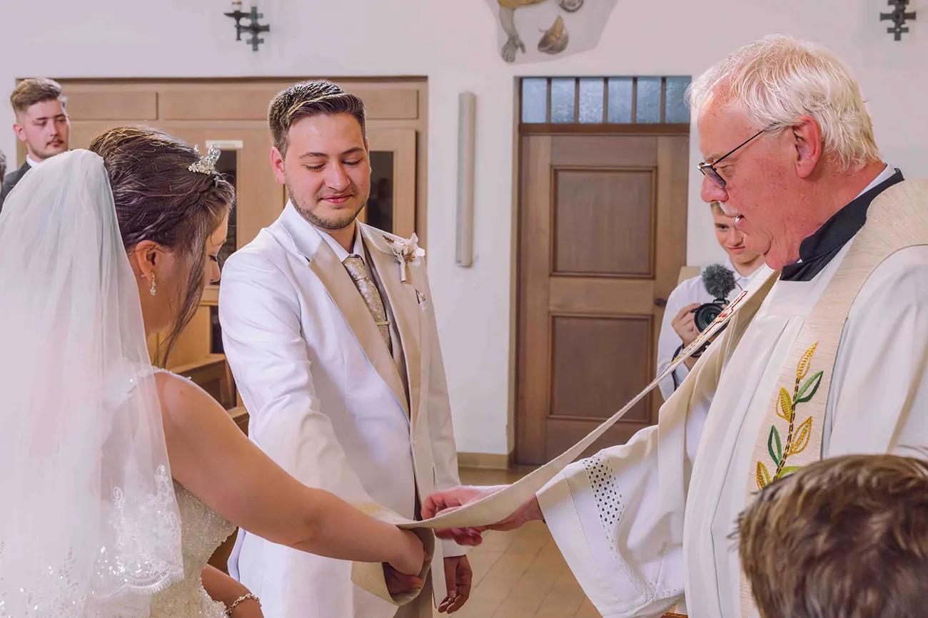 Hochzeitsreportage, die Segnung des Brautpaares bei der kirchlichen Trauung