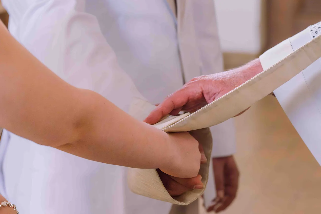 Hochzeitsreportage, eine Nahaufnahme der Segnung bei der kirchlichen Hochzeit