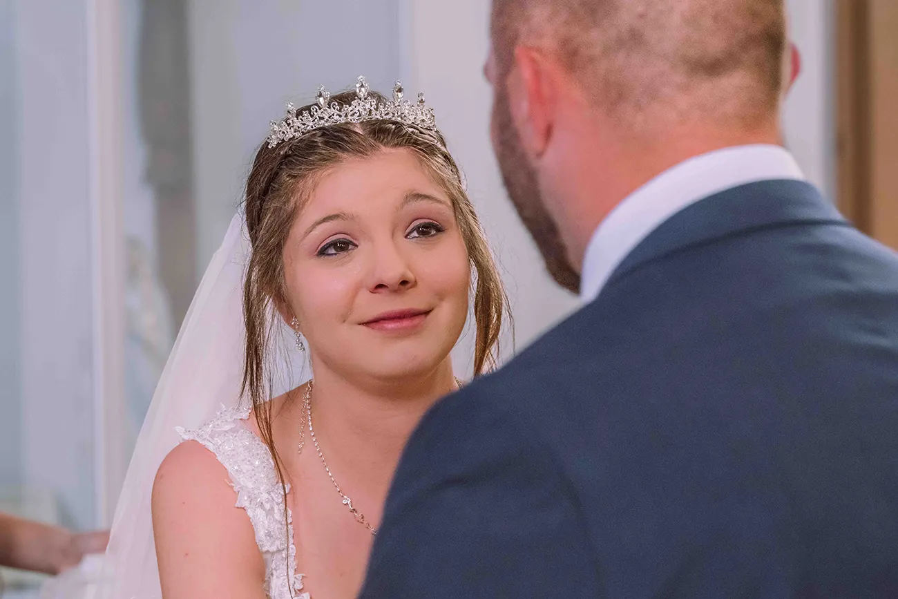 Gratulant gratuliert der Braut nach der Trauung