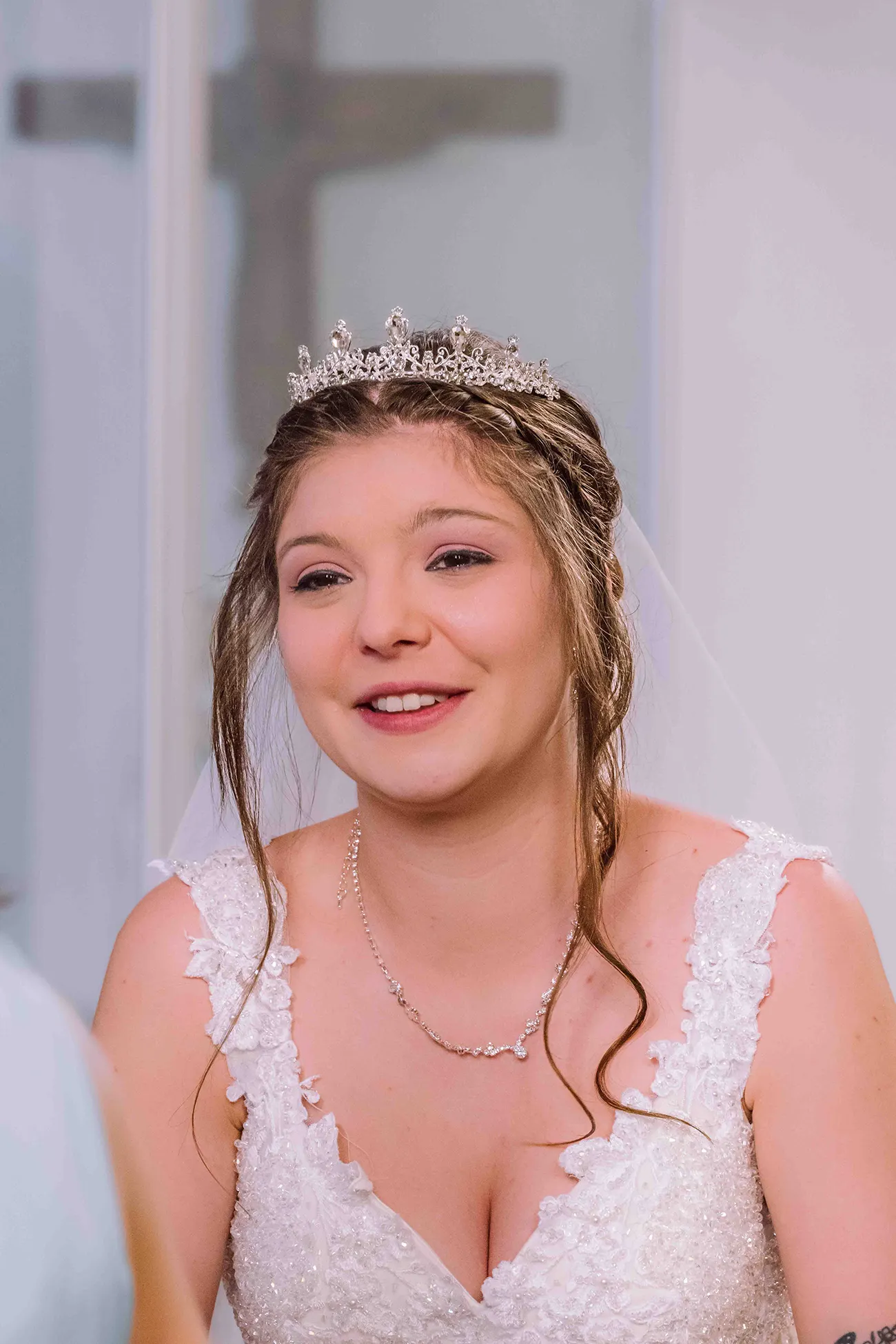 Hochzeitsreportage, die glücklich lächelnde Brau nach der Trauung