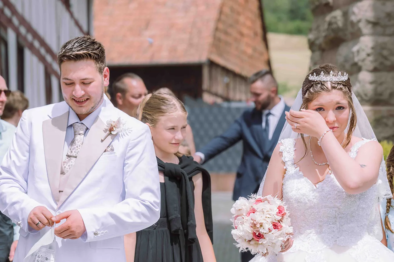Hochzeitsreportage mit Emotionen. Die Braut weint vor Rührung nach der Kirche