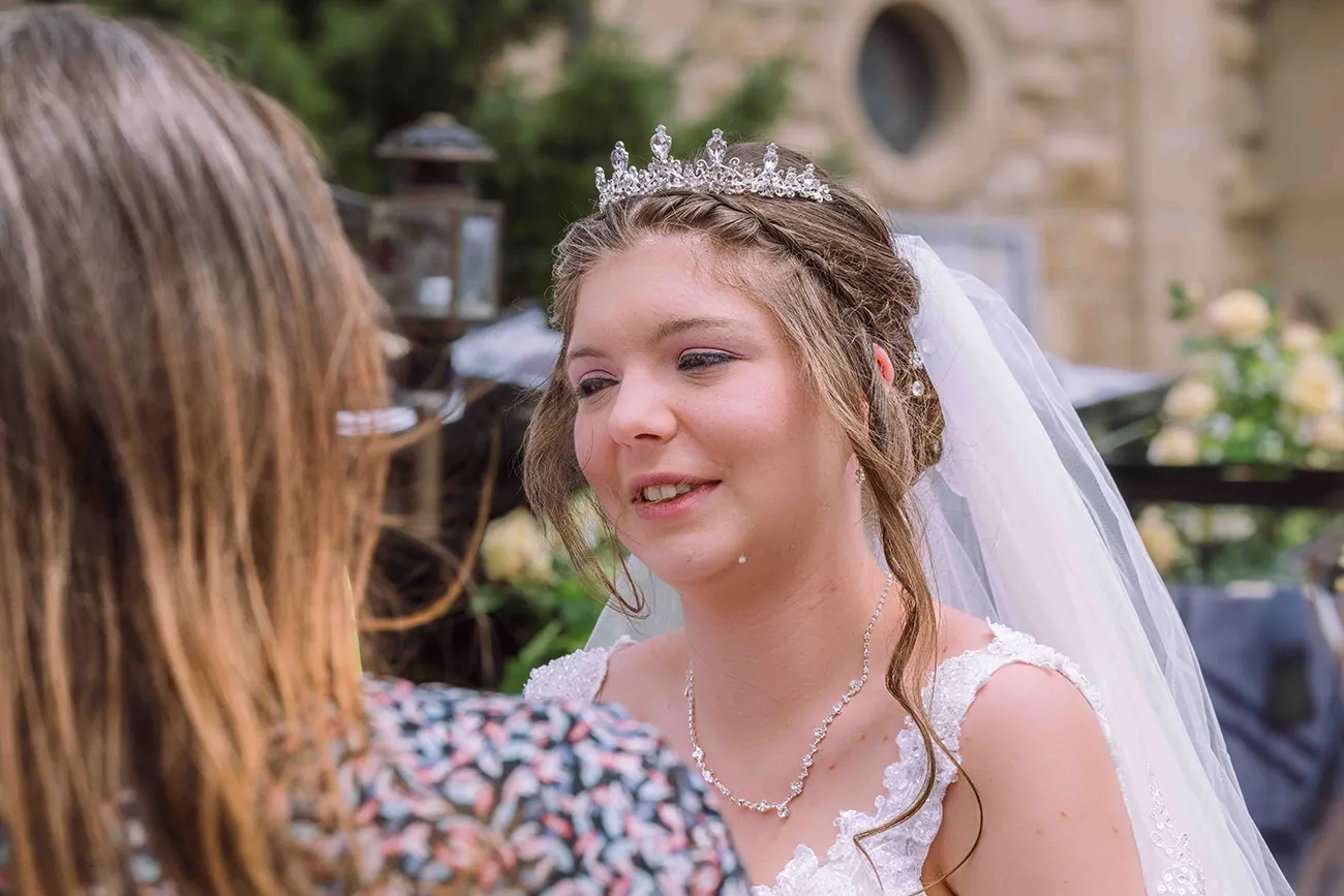 Die Braut mit Schleier und Krone ist gerührt, echte Emotionen bei einer Hochzeitsreportage