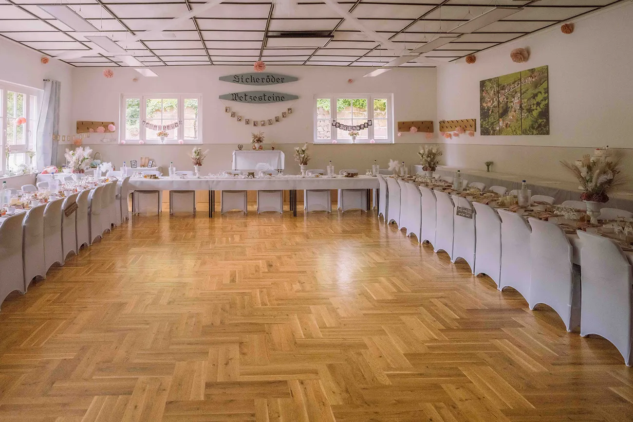 Hochzeitsreportage, der für die Hochzeitsfeier geschmückte Saal bevor die Hochzeitsgäste eintreffen