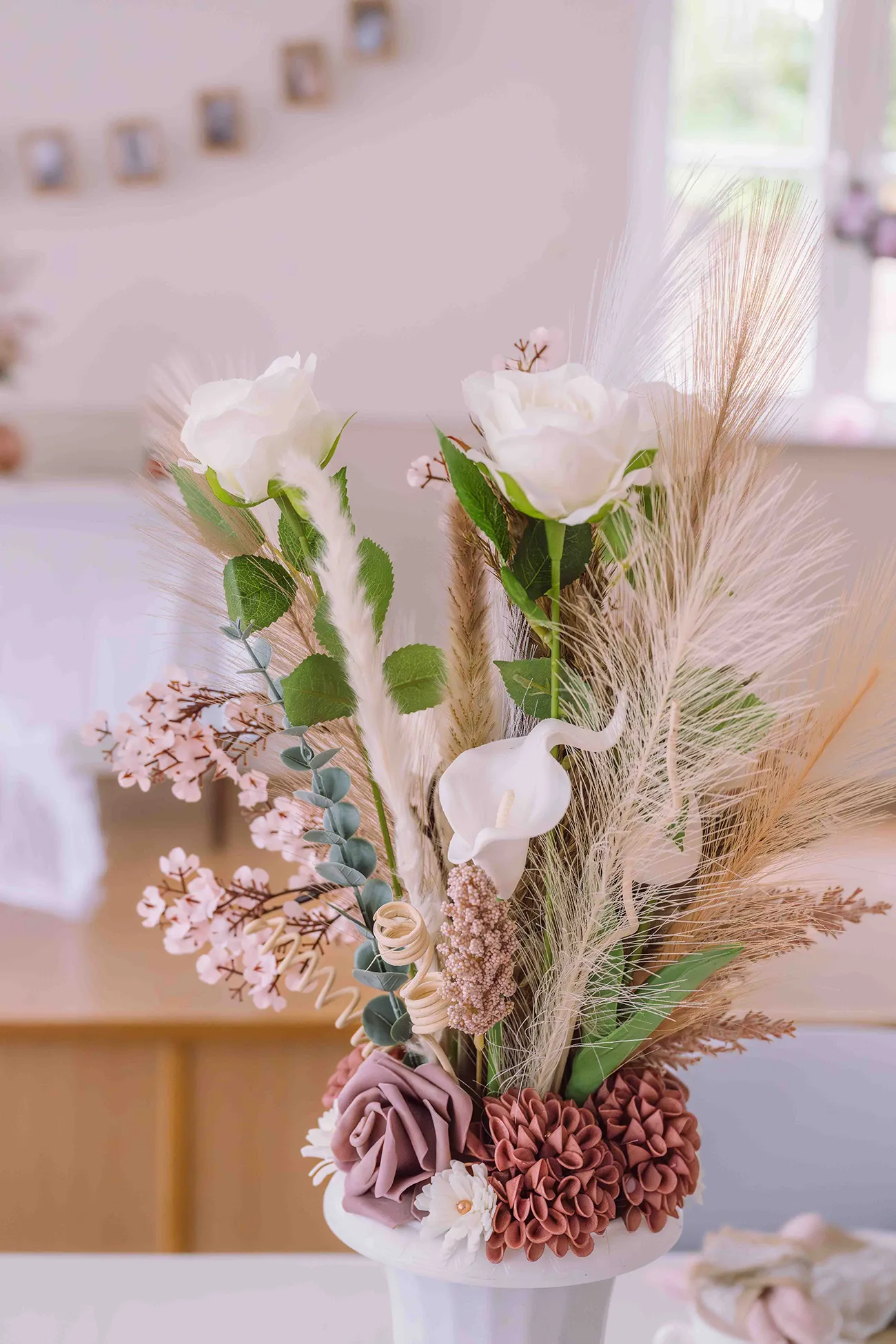 Hochzeitsreportage, ein Blumengesteck mit weissen Rosen für die Hochzeitsfeier