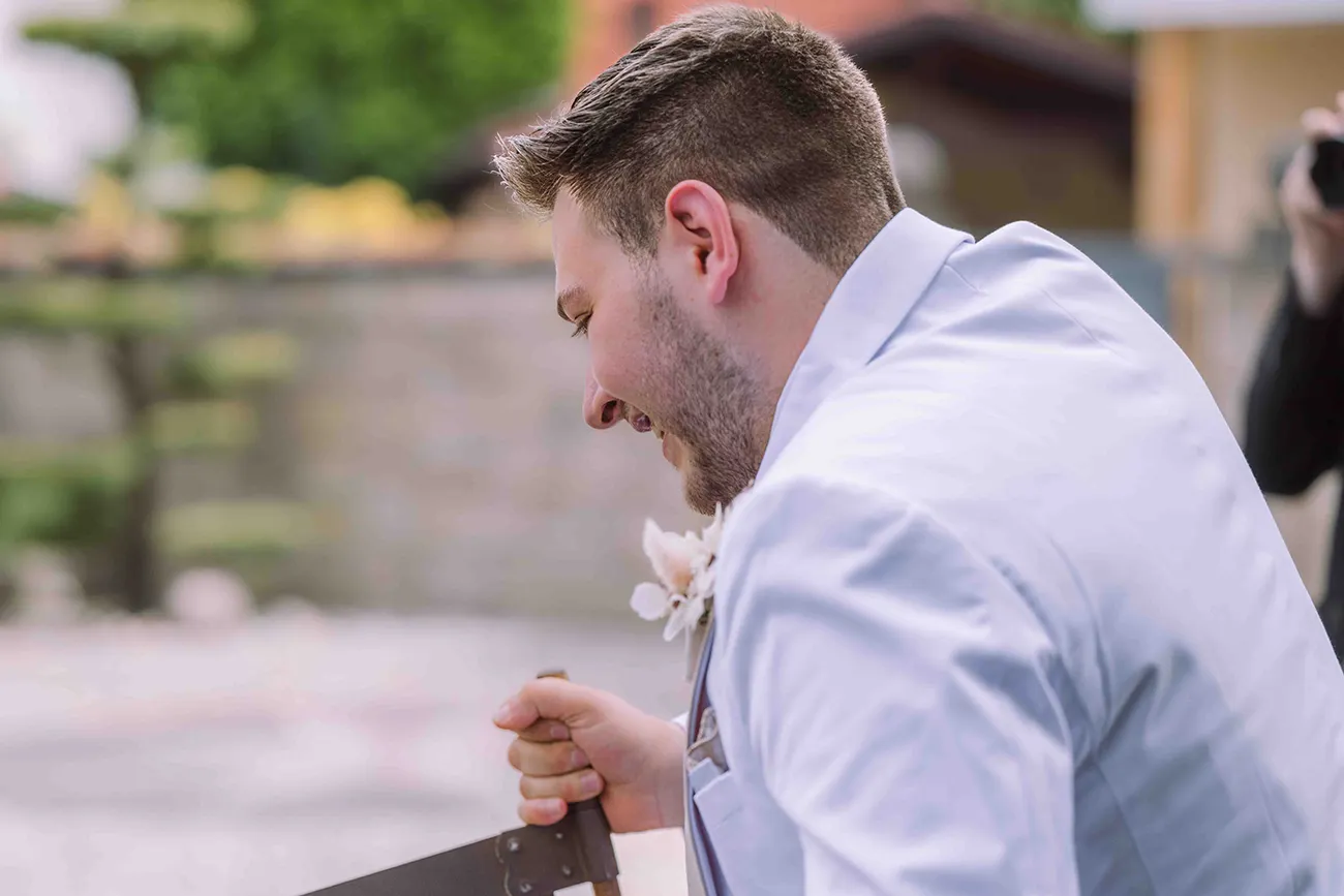 Hochzeitsreportage, der Bräutigam beim durchsegen einer Baumstamm