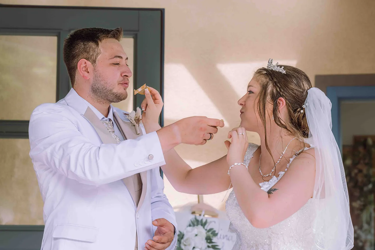 Hochzeitsreportage, Braut Und Bräutigam reichen sich gegenseitig Brot und Salz