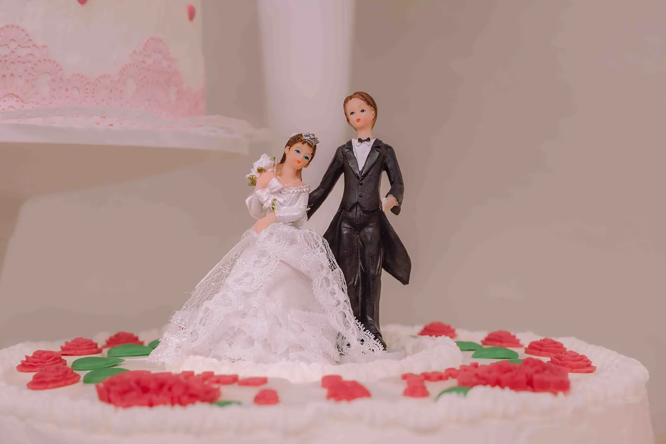 Hochzeitsreportage, Braut und Bräutigam auf der Hochzeitstorte