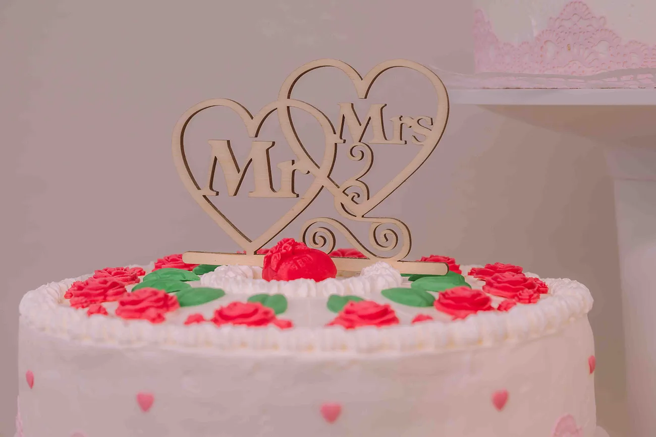 Hochzeitsfotografie, Mr and Mrs als Deko auf der Hochzeitstorte