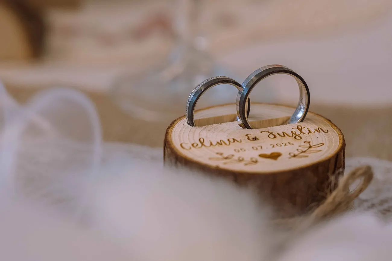 Hochzeitsfotografie, Ringfoto, Nahaufnahme der Eheringe