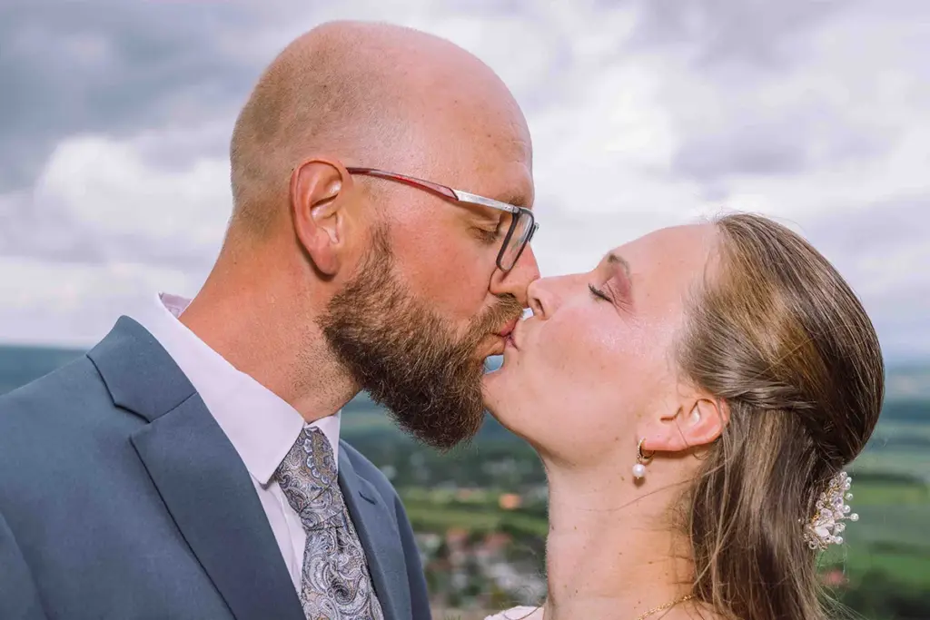 Das Brautpaar küsst sich beim Brautpaar- Shooting. Outdoor Aufnahme