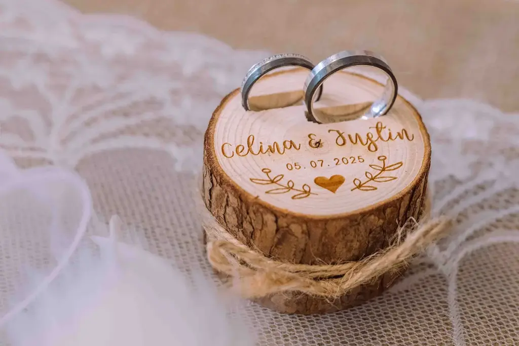 Die Eheringe als Nahaufnahme mit Deko