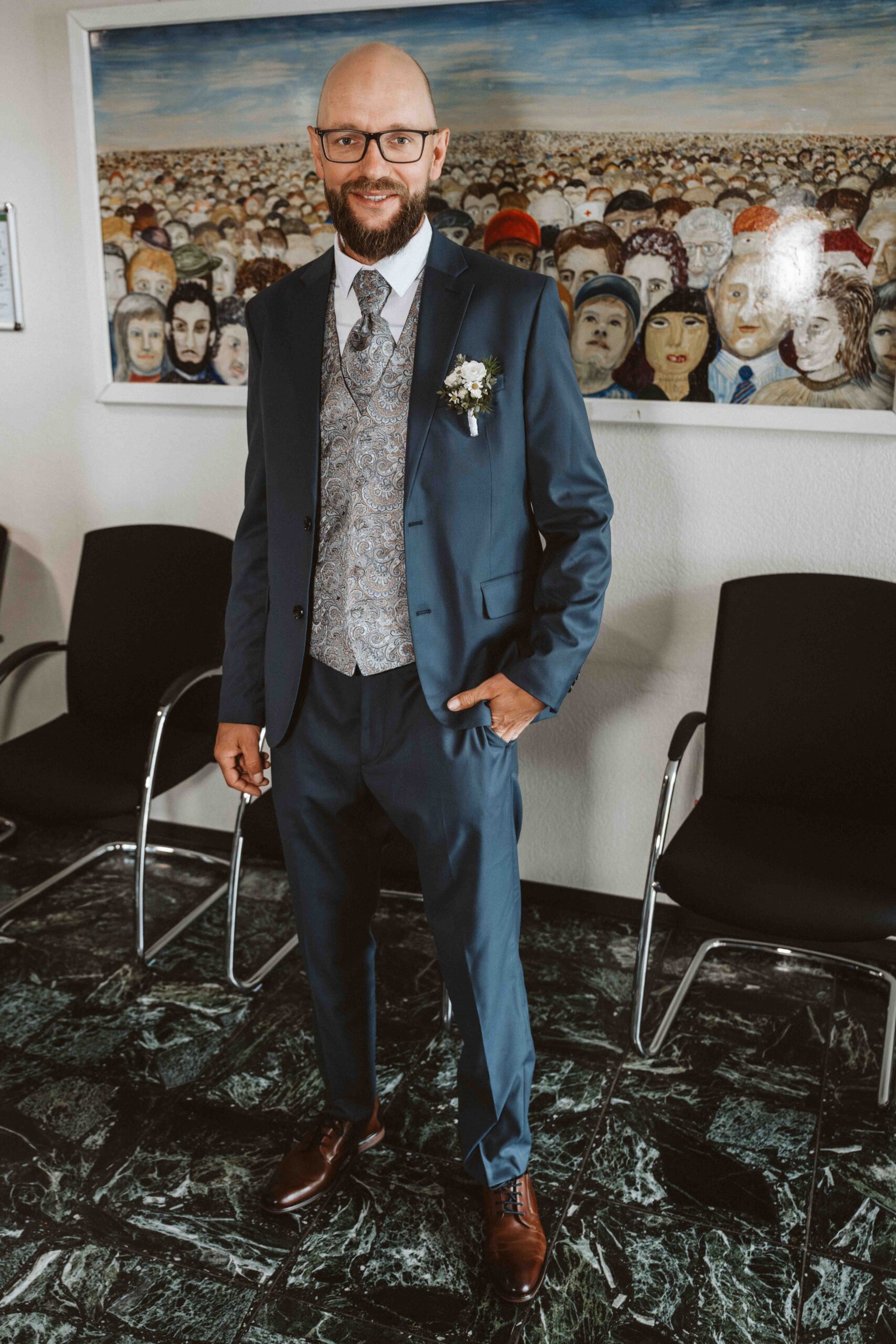 Der Bräutigam vor dem Standesamt in Bovenden