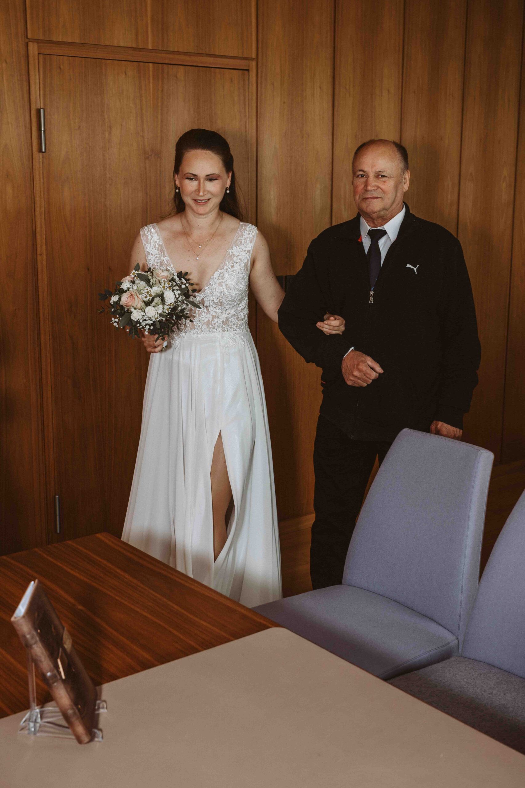 Hochzeitsreportage standesamtliche Hochzeit, der Brautvater bringt die Braut zur Trauung