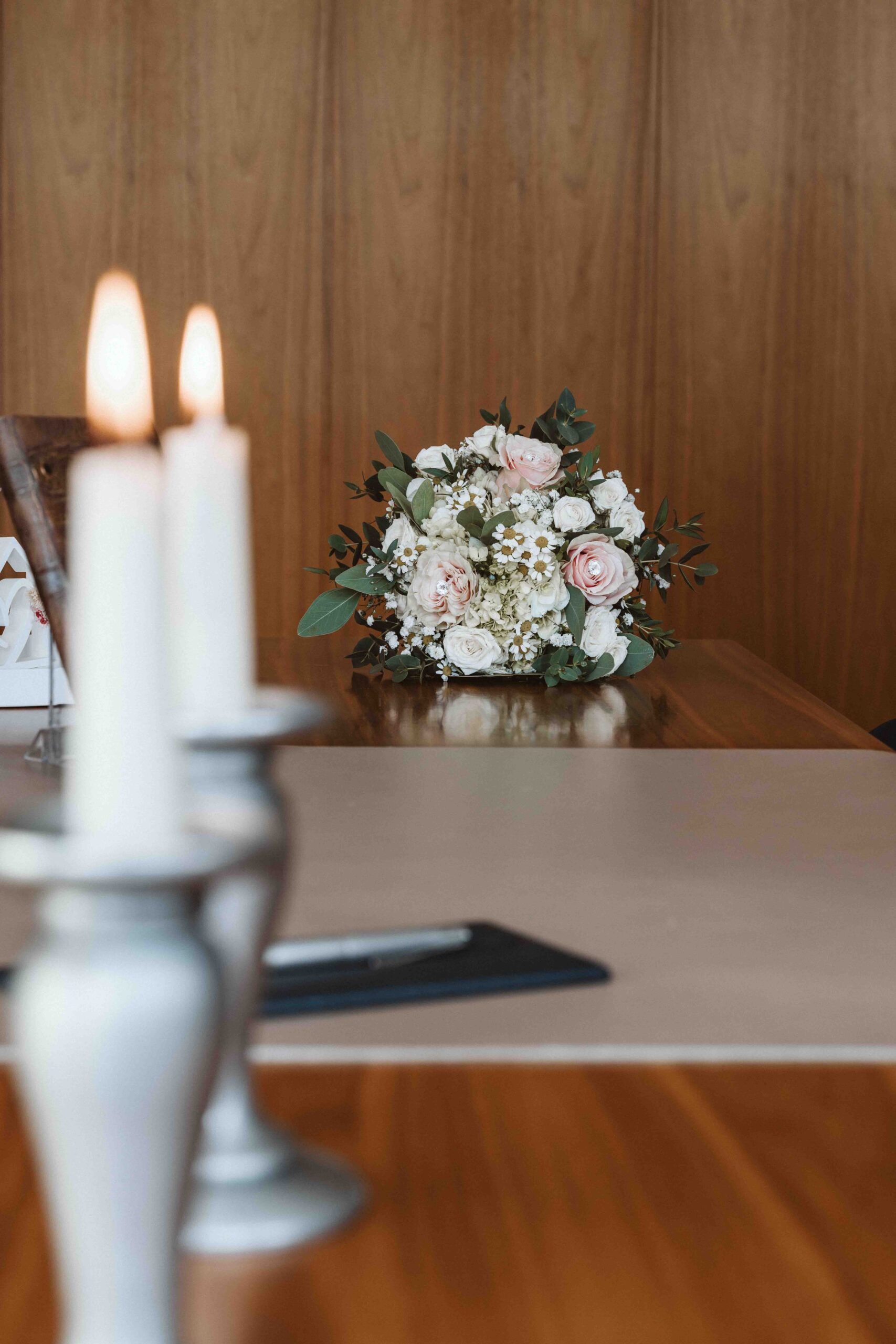 Hochzeitsbegleitung, Detailaufnahme der Brautstrauß mit brennenden Kerzen