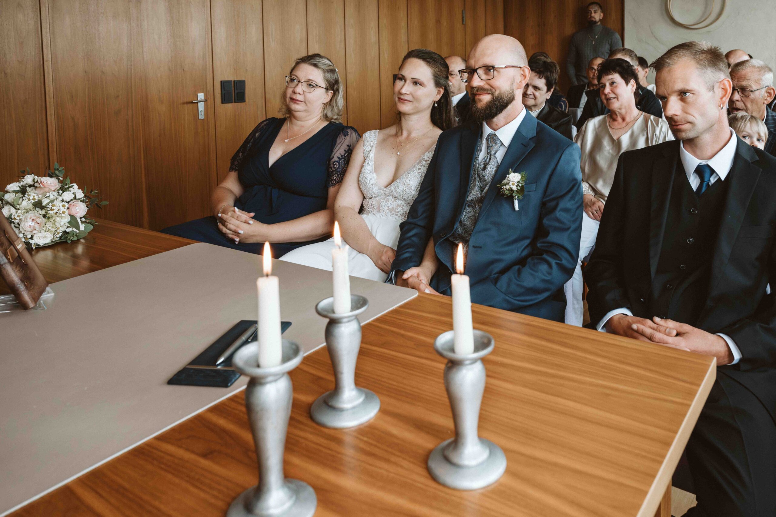 Das Brautpaar mit den Trauzeugen vor dem Traualtar