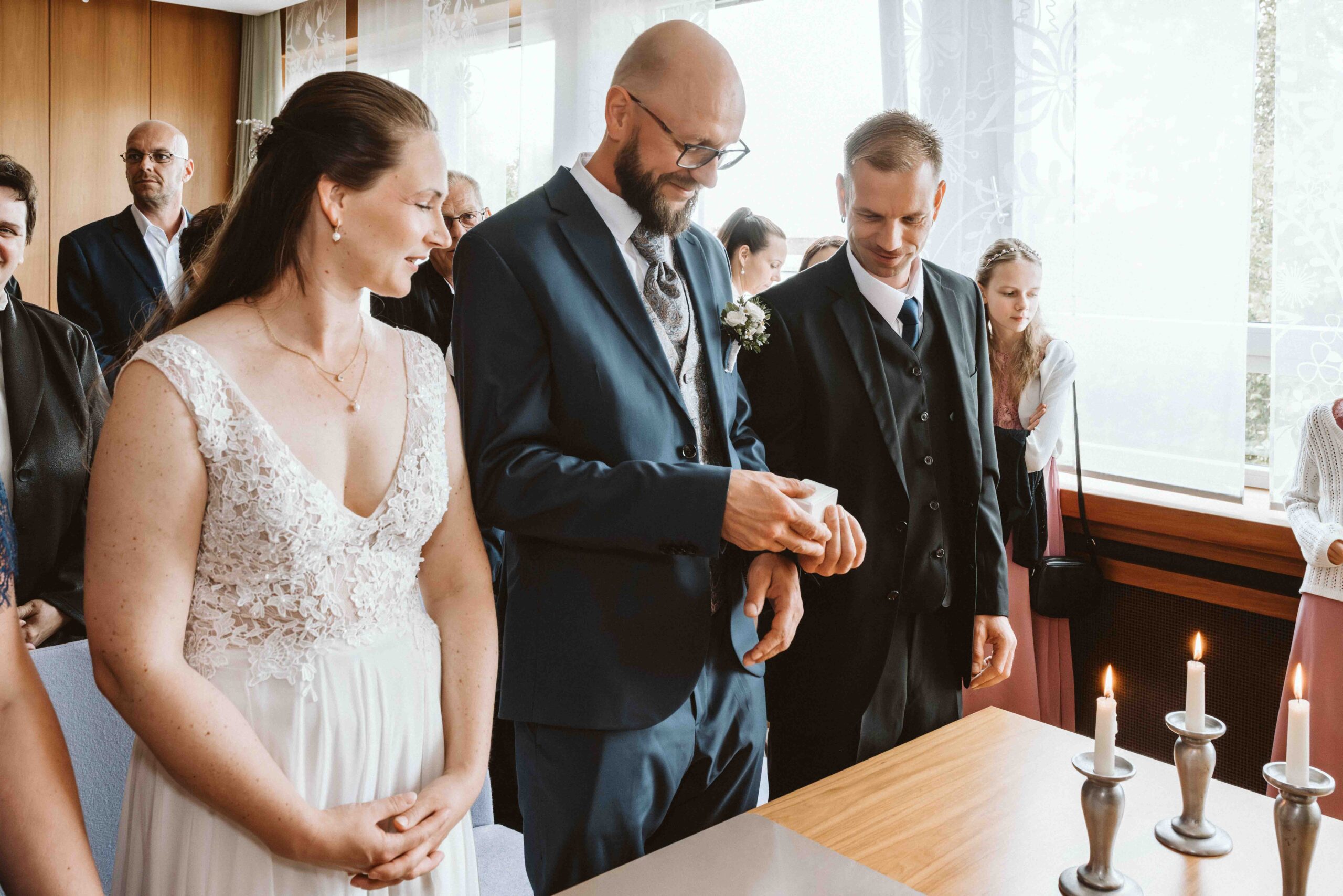 Hochzeitsreportage eines standesamtlichen Hochzeit. Der Trauzeuge überreicht dem Bräutigam die Ringe