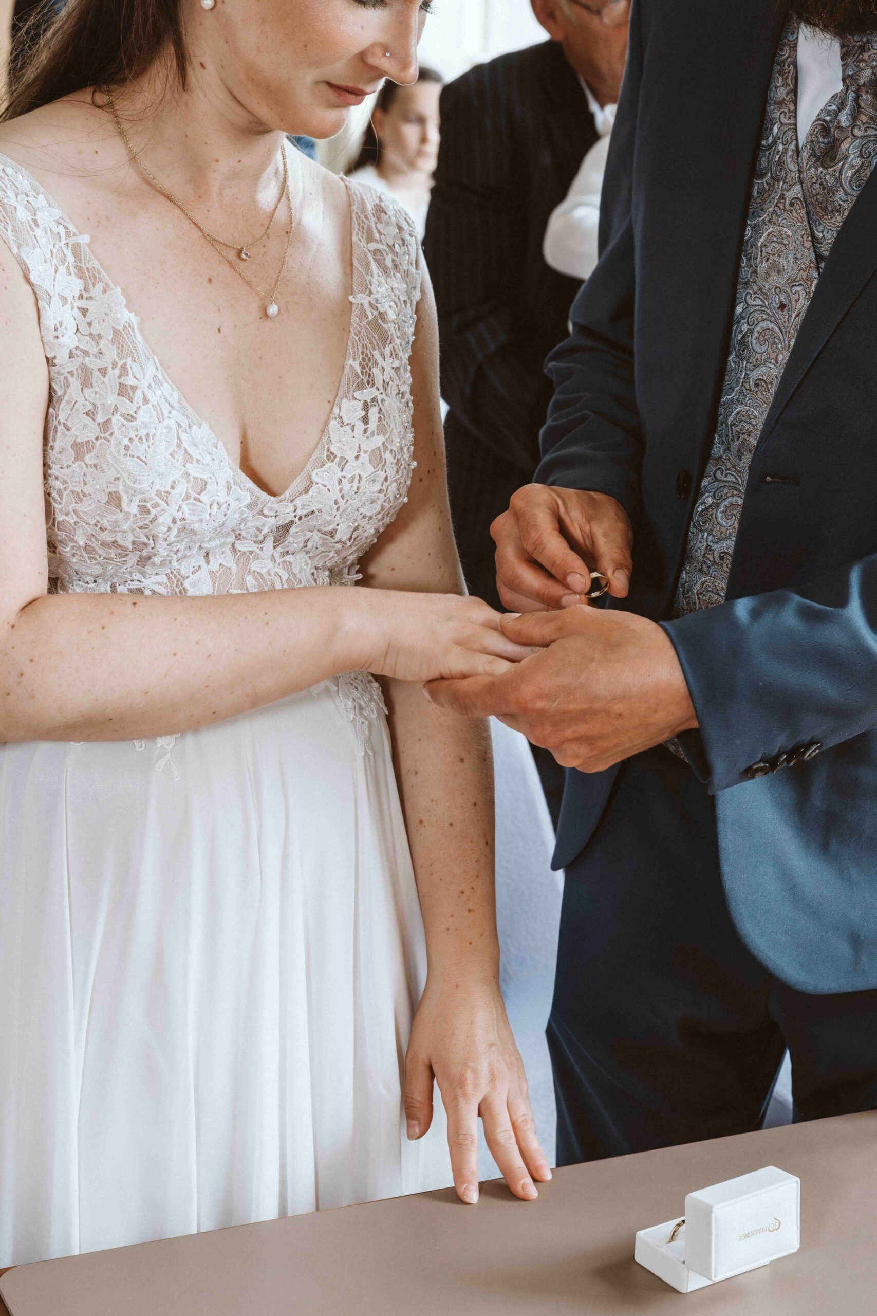 Hochzeitsreportage, der Ringtausch bei der standesamtlichen Trauung