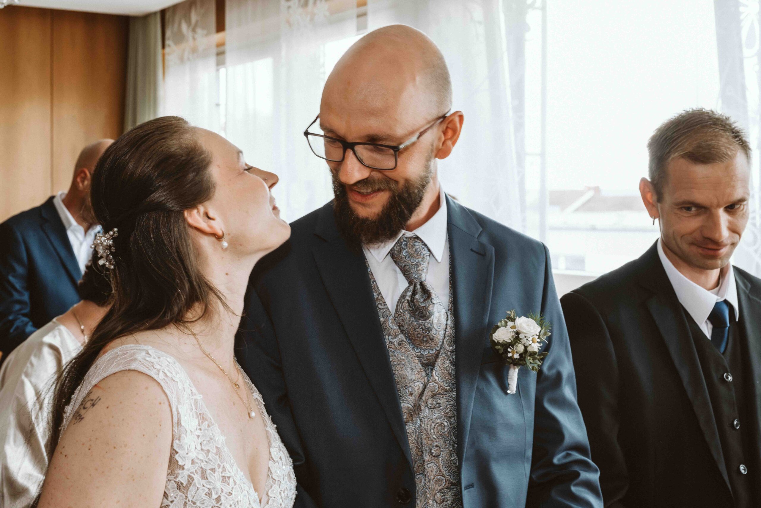 Kurz vor dem ersten Kuss als Ehepaar