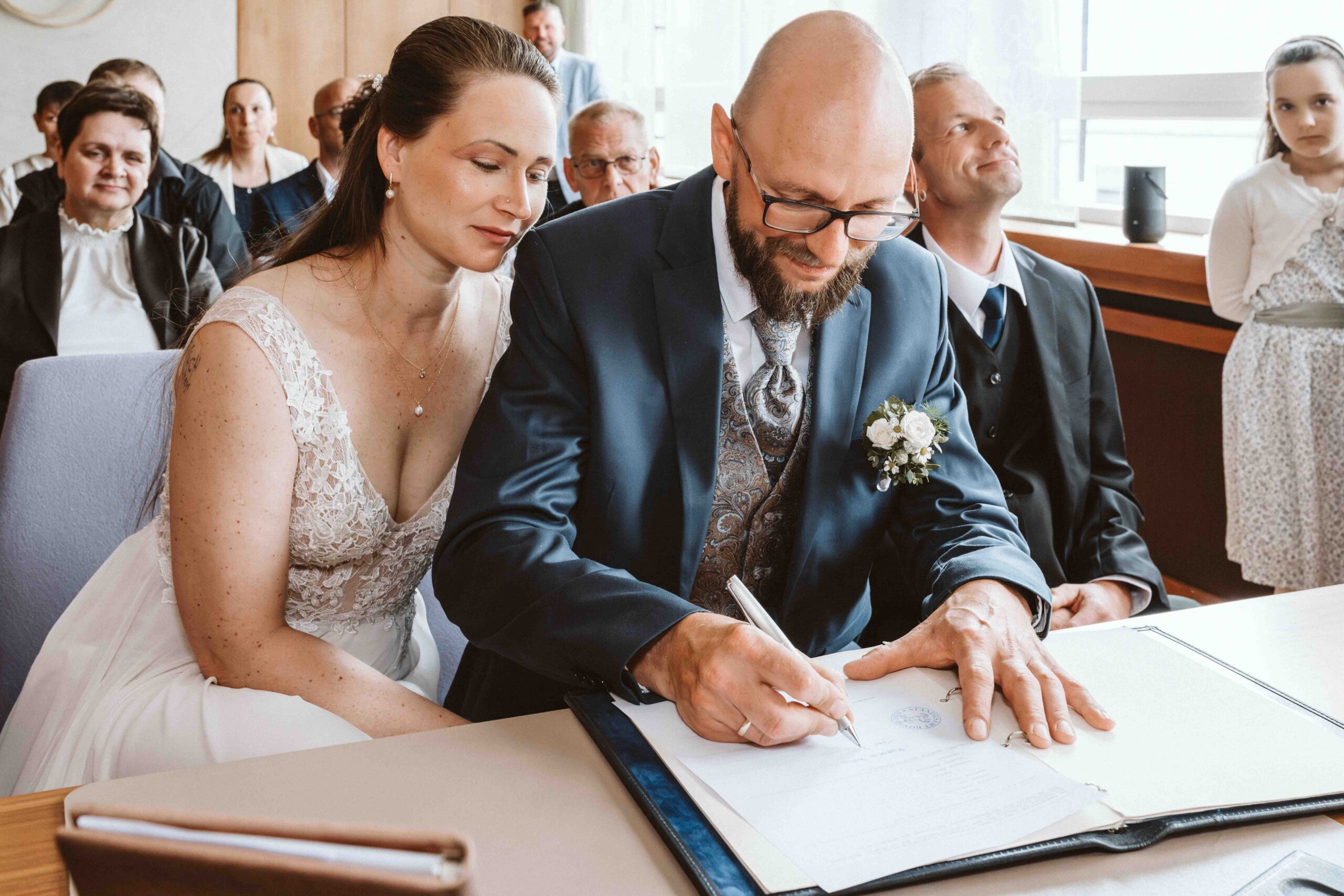 Hochzeitsrepoartage, Unterzeichnung der Hochzeitsurkunde auf dem Standesamt in Bovenden