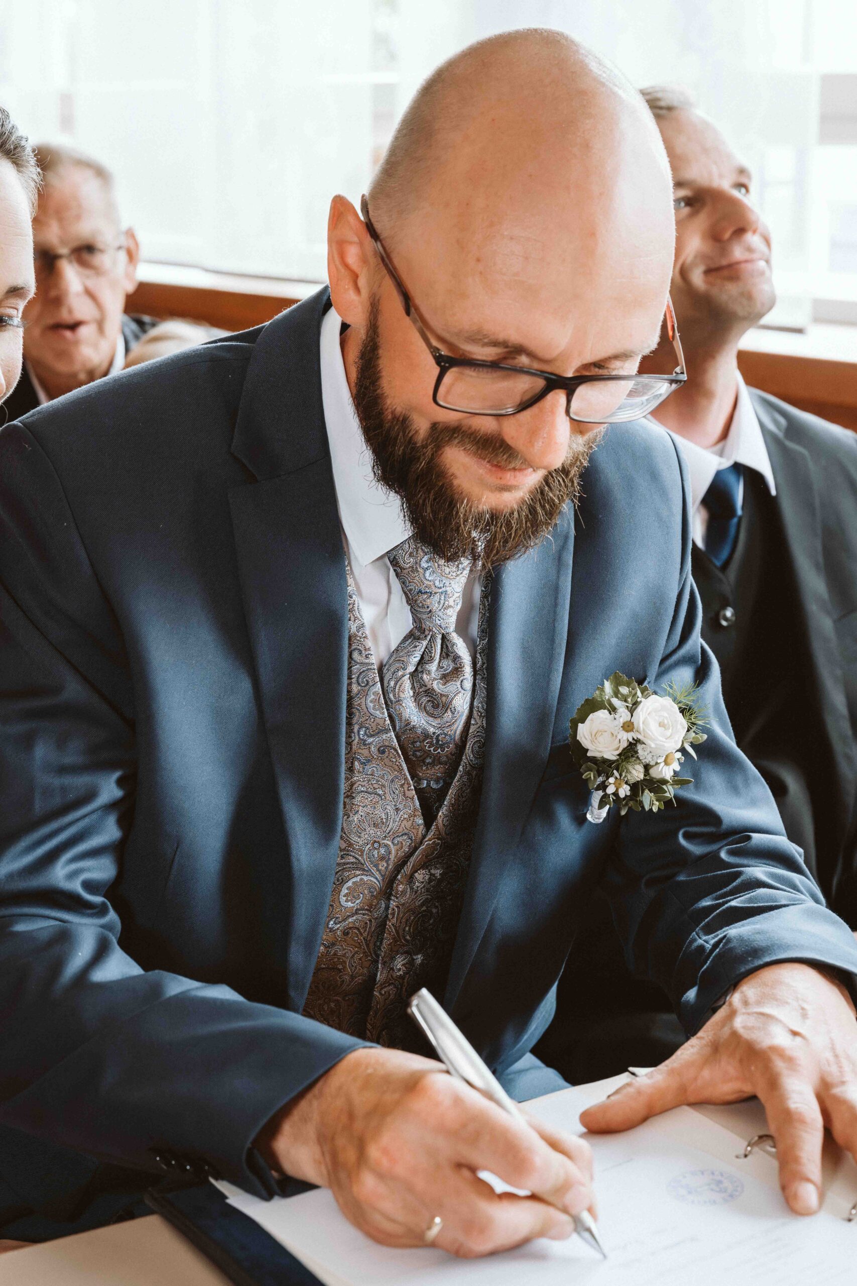 Hochzeitsrepoartage, Unterzeichnung der Hochzeitsurkunde auf dem Standesamt in Bovenden