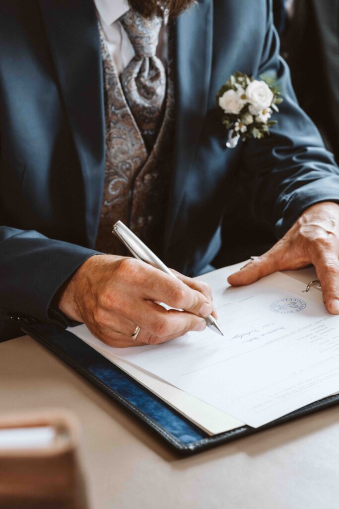 Hochzeitsrepoartage, Unterzeichnung der Hochzeitsurkunde auf dem Standesamt in Bovenden