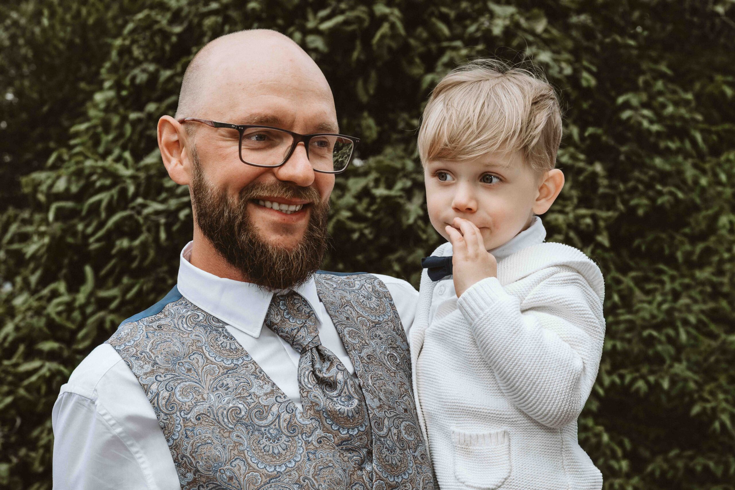 Der Bräutigam mit seinen Sohn nach der Trauung