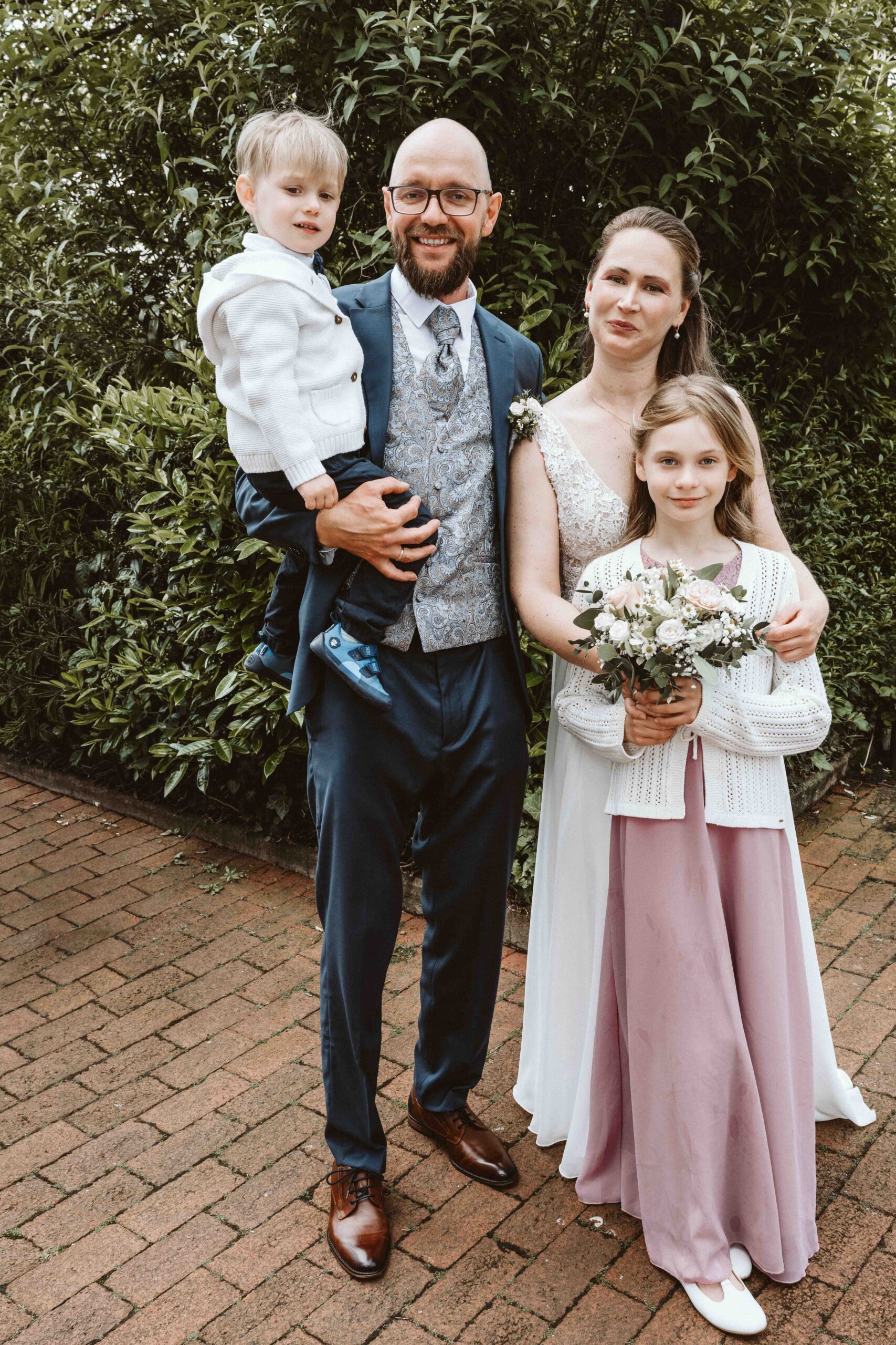 Hochzeitsreportage, das Brautpaar mit ihren Kindern nach der standesamtlichen Hochzeit