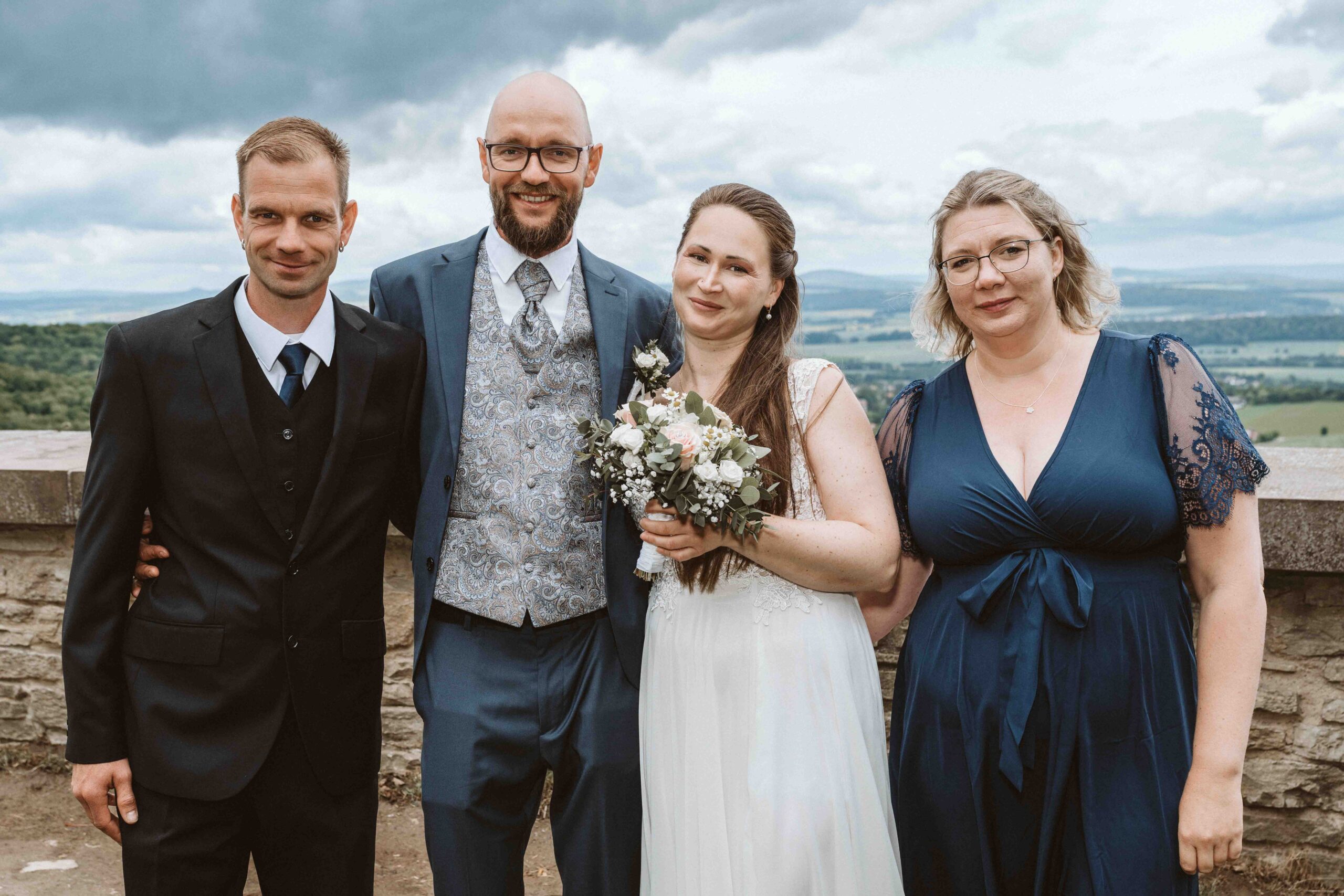 Hochzeitsfotografie, das Hochzeitspaar mit Trauzeugen auf der Plesseburg bei Göttingen