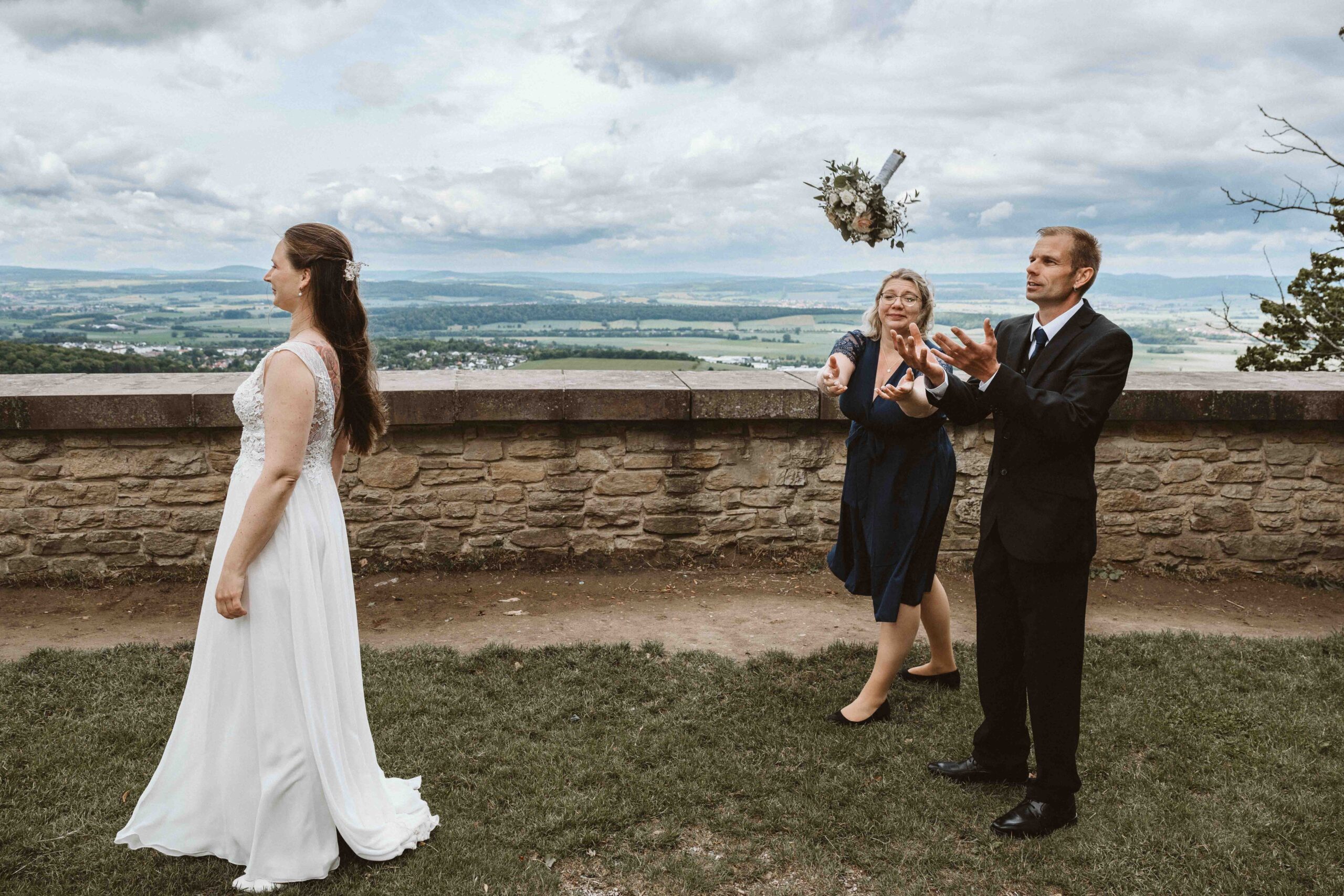 Hochzeitsfotografie: Brautstrauß werfen auf der Plesseburg bei Göttingen