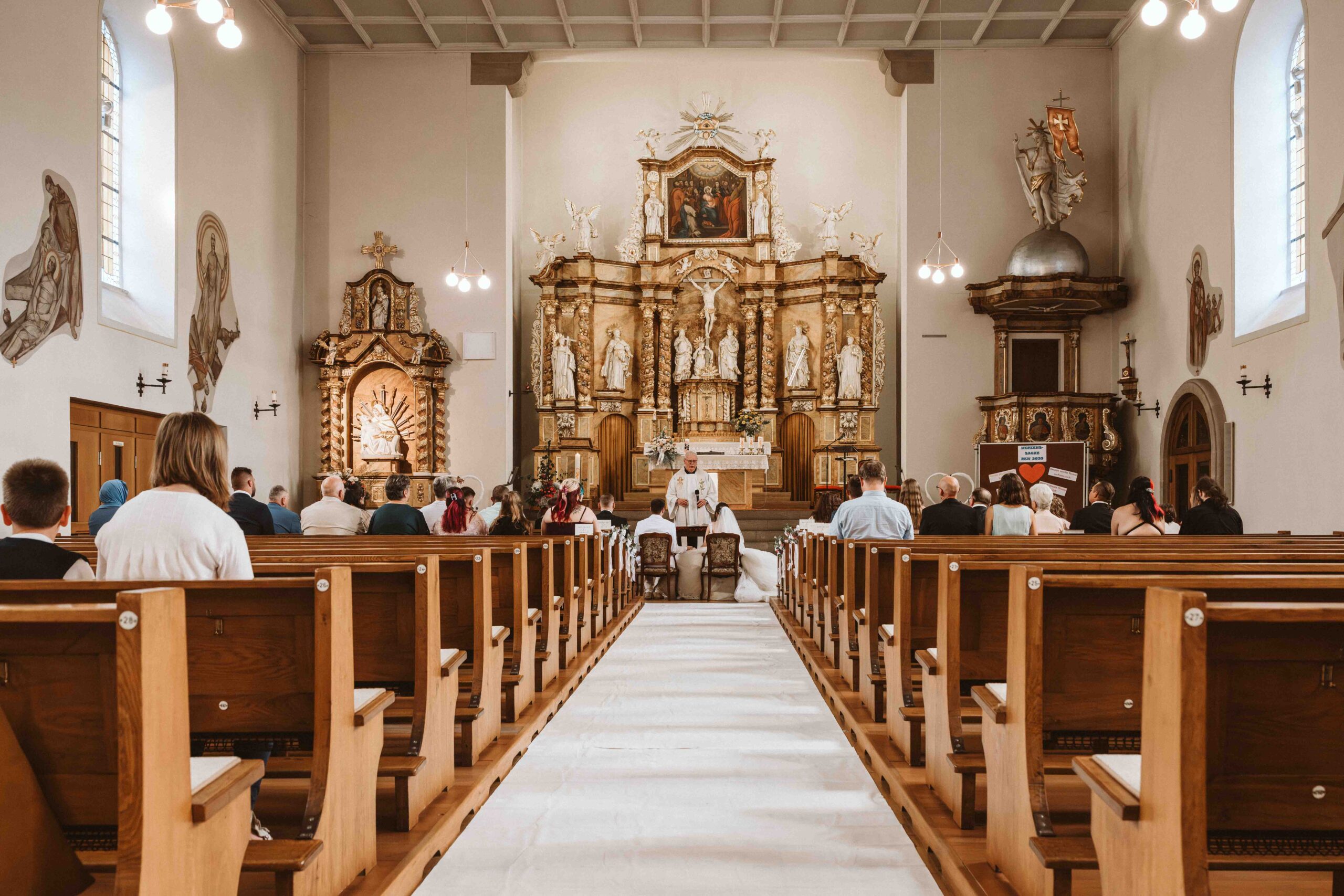Brautpaar bei der kirchlichen Hochzeit durch den Kirchentag von hinten Fotografiert