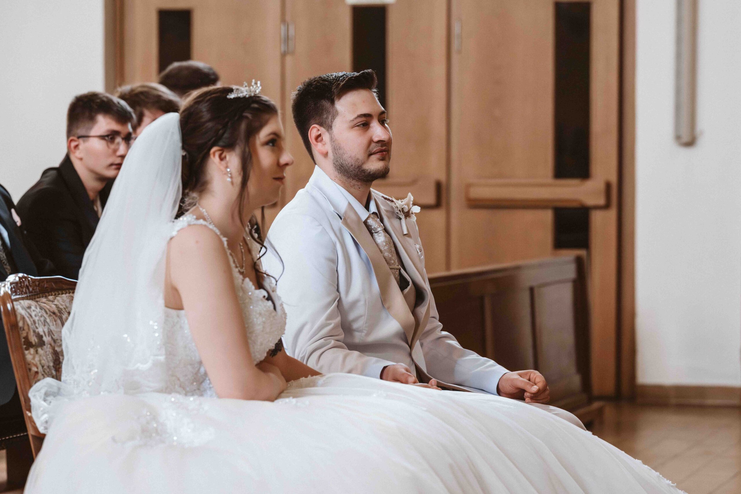 Hochzeitsreportage, das Brautpaar seitlich fotografiert bei der Hochzeitsreportage