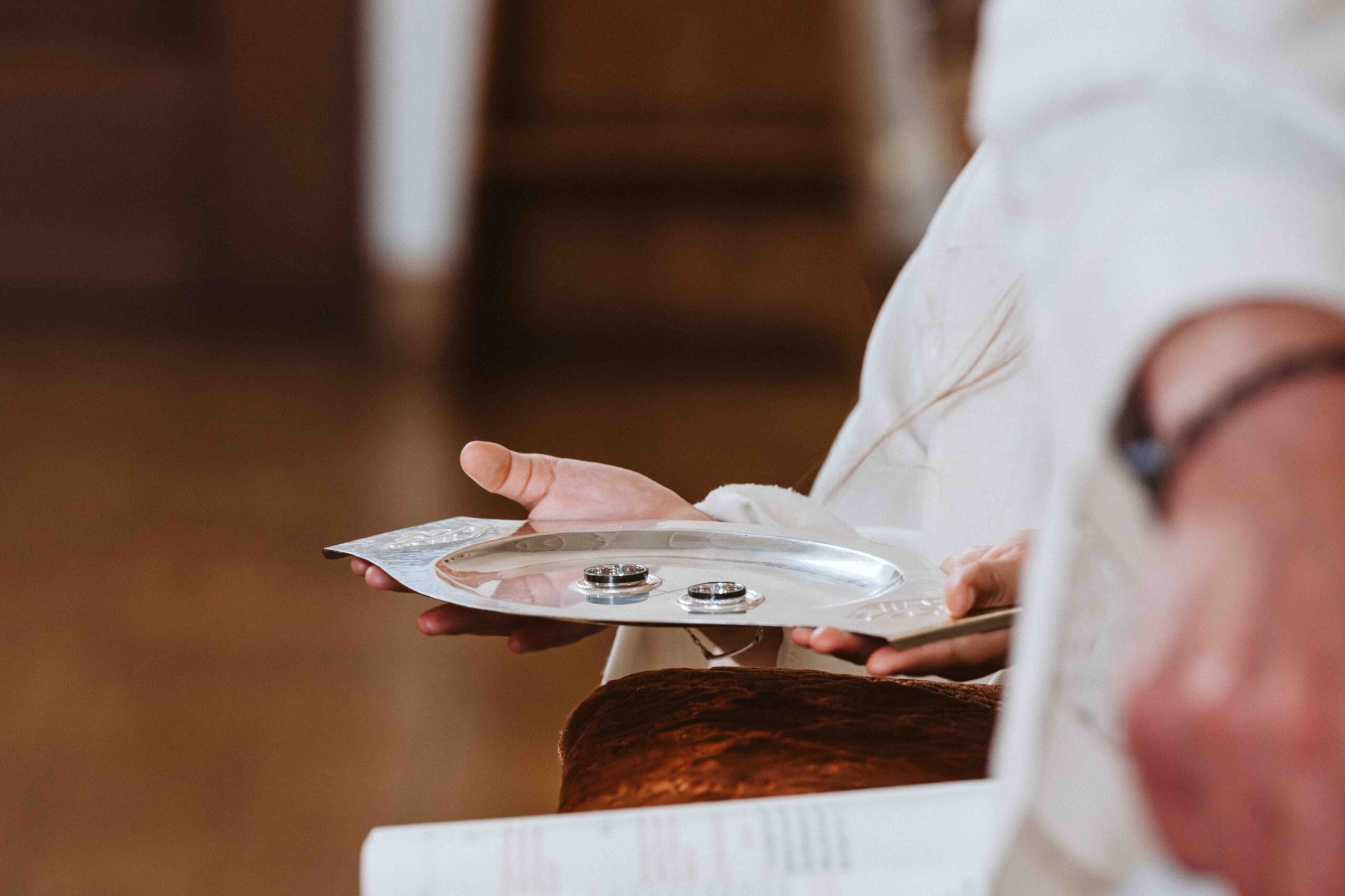 Hochzeitsreportage, die Eheringe auf dem silbernen Tablett