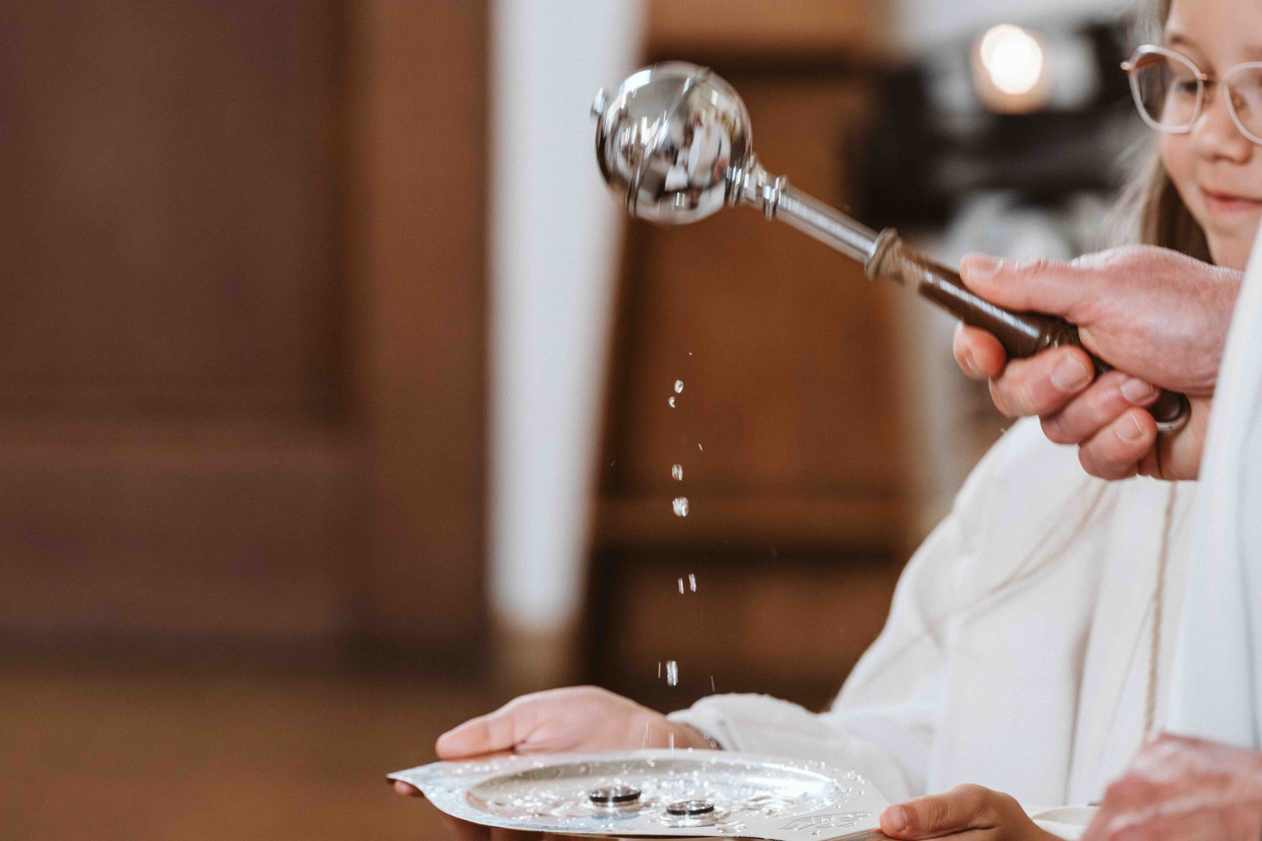 Ehereportage, die Weihung der Eheringe bei der kirchlichen Trauung