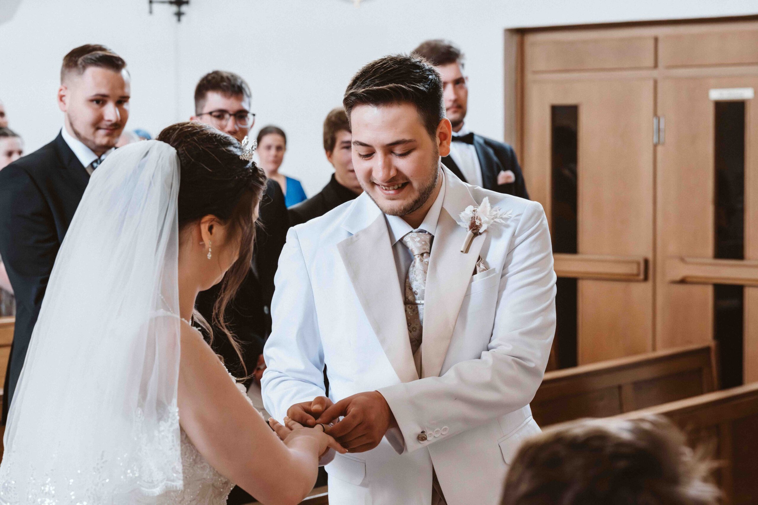 Hochzeitsfotografie, der Ringtausch bei der kirchlichen Trauung