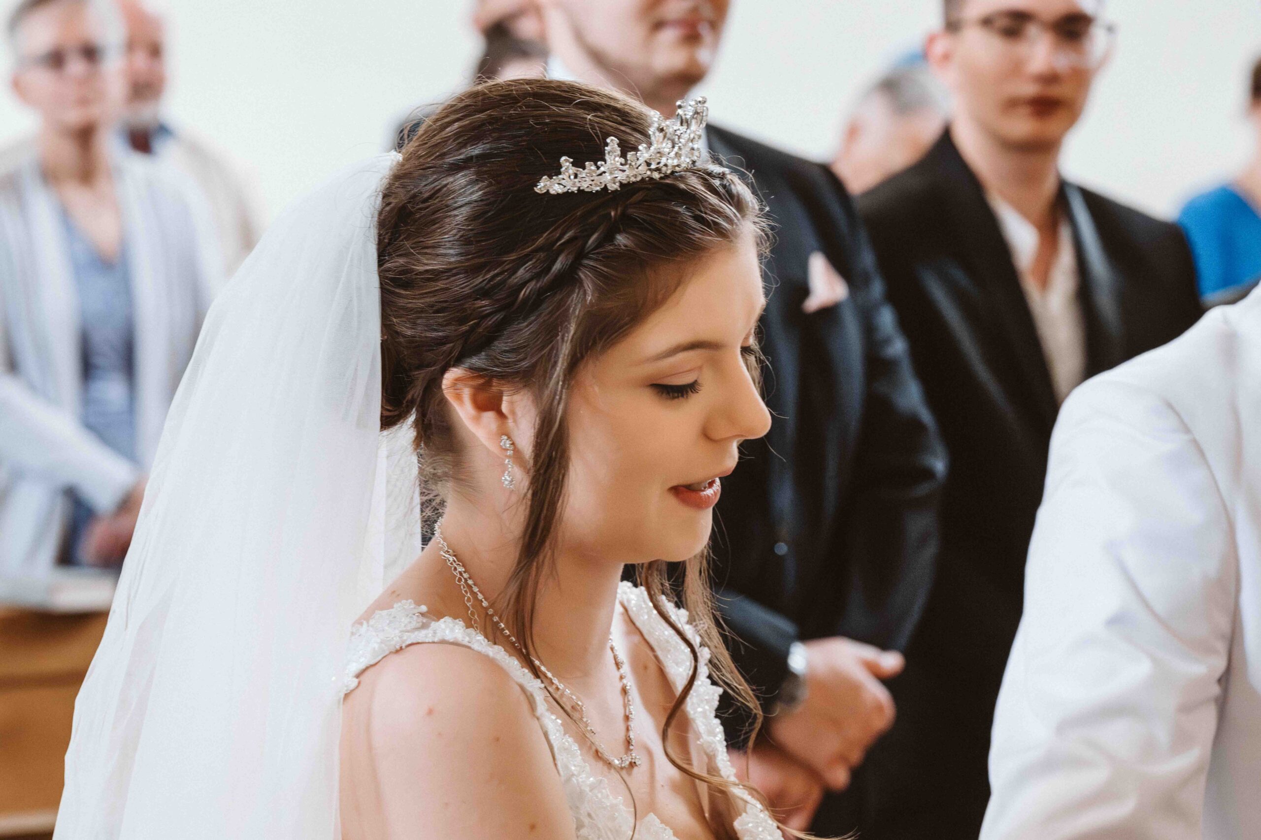 Hoichzeitsreportage, die Seitenansicht der Braut bei der Hochzeits- Zeremonie