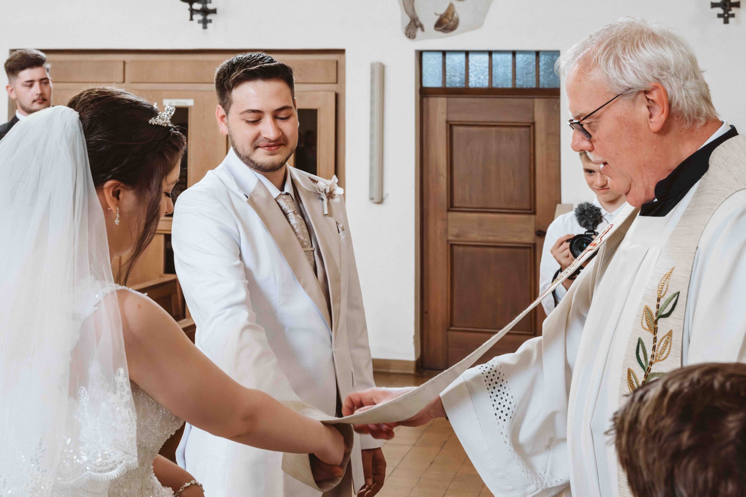 Hochzeitsreportage, die Segnung des Brautpaares bei der kirchlichen Trauung