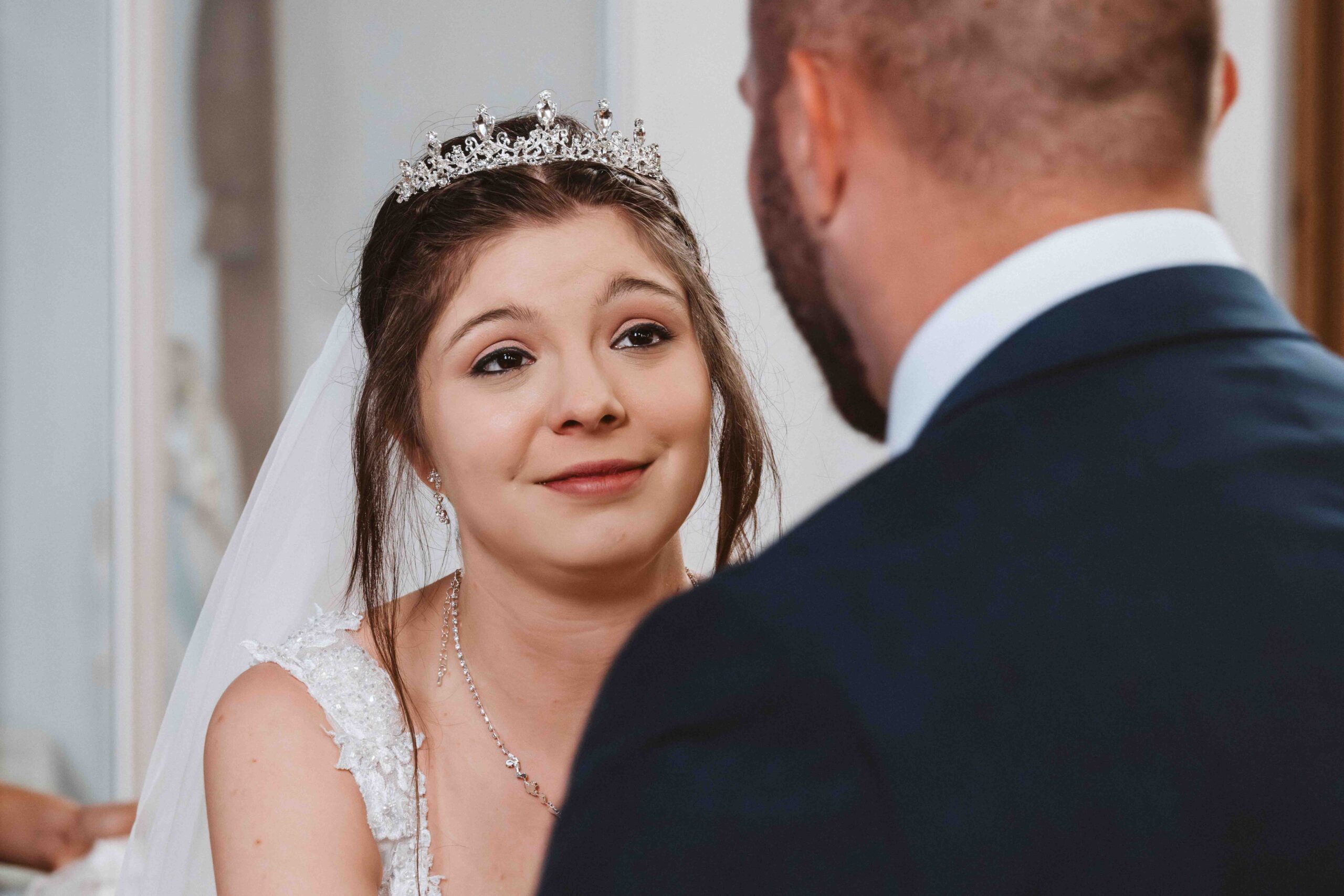 Gratulant gratuliert der Braut nach der Trauung