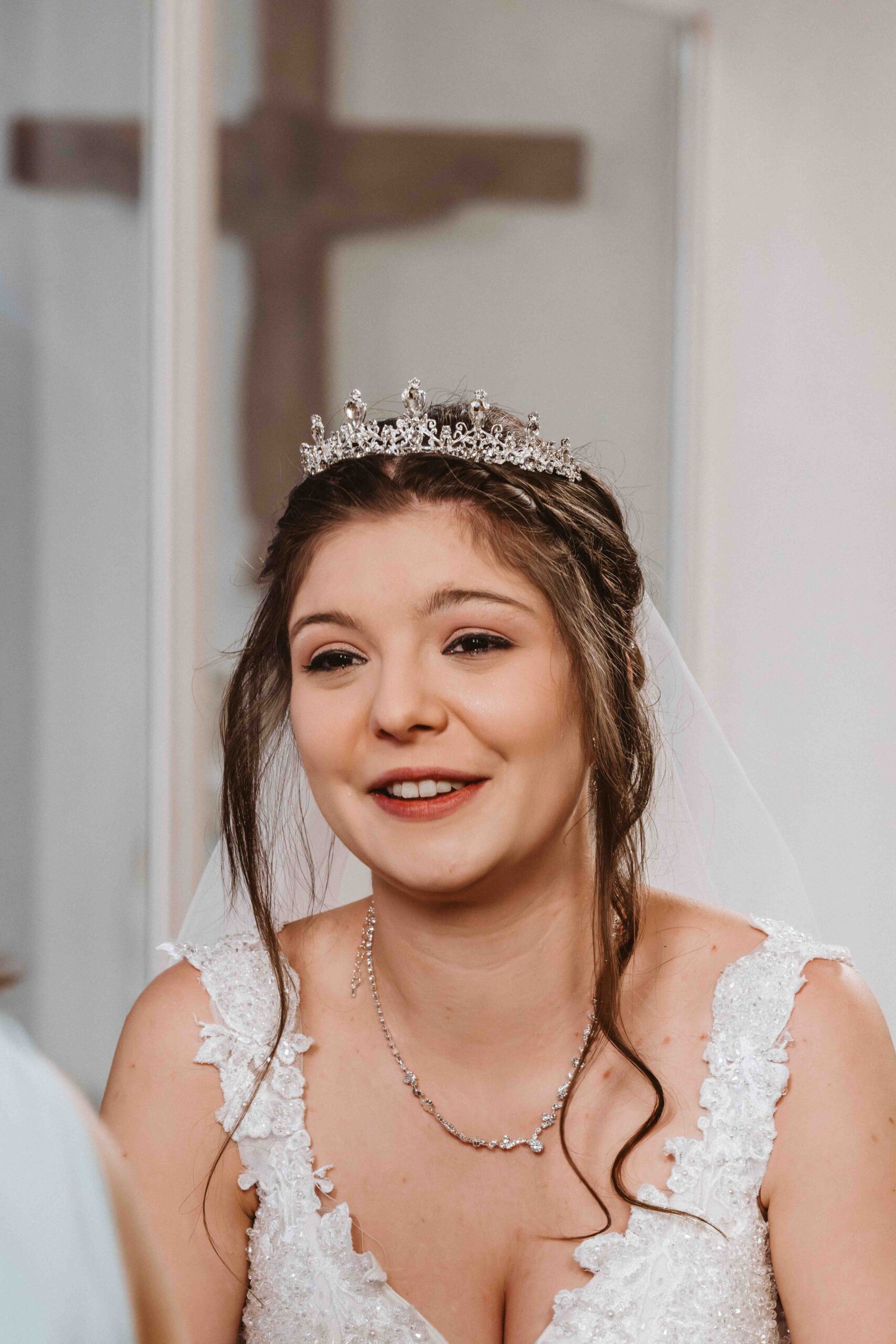 Hochzeitsreportage, die glücklich lächelnde Brau nach der Trauung