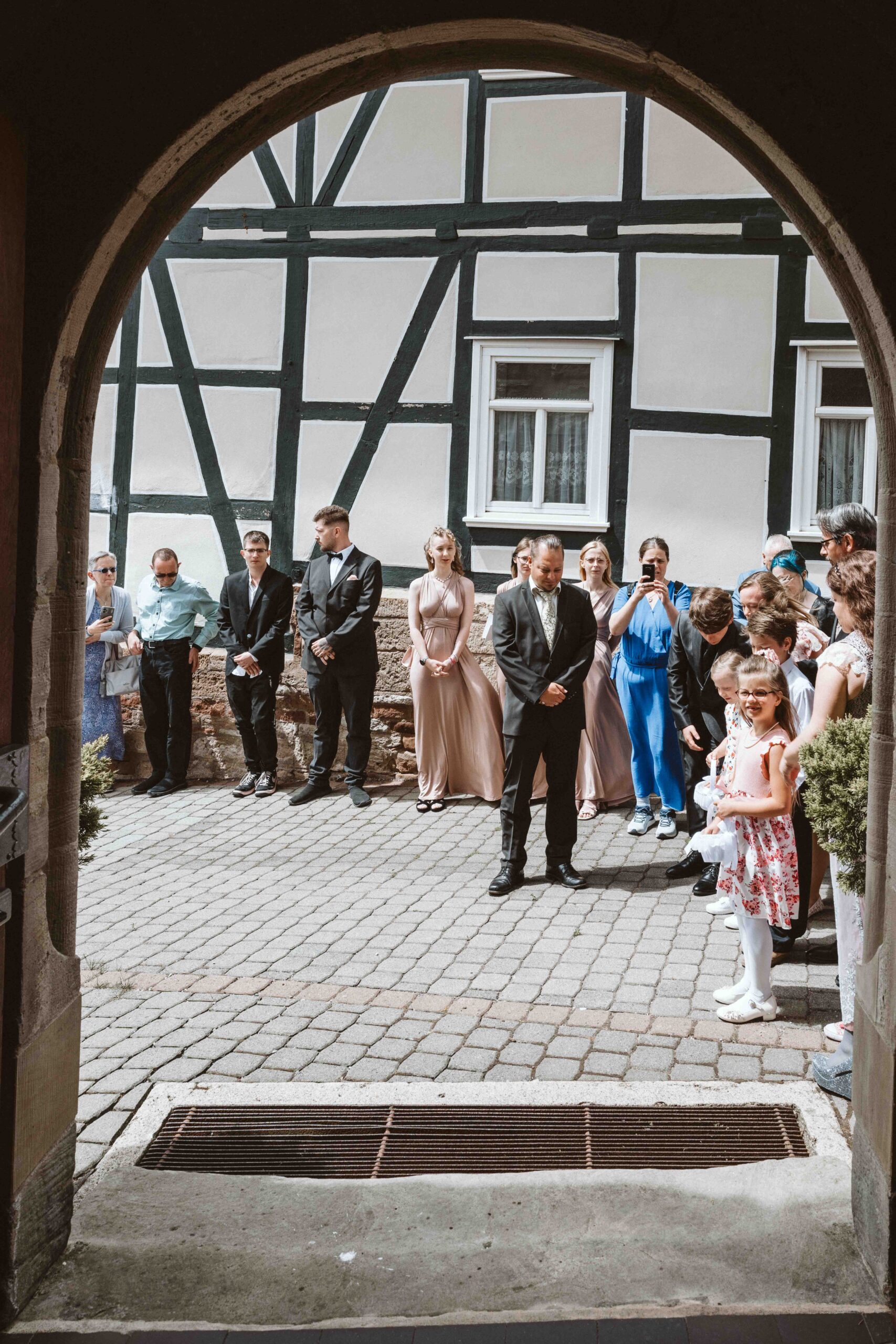 Ein Blick aus der Kirchentür auf die Hochzeitsgratulanten