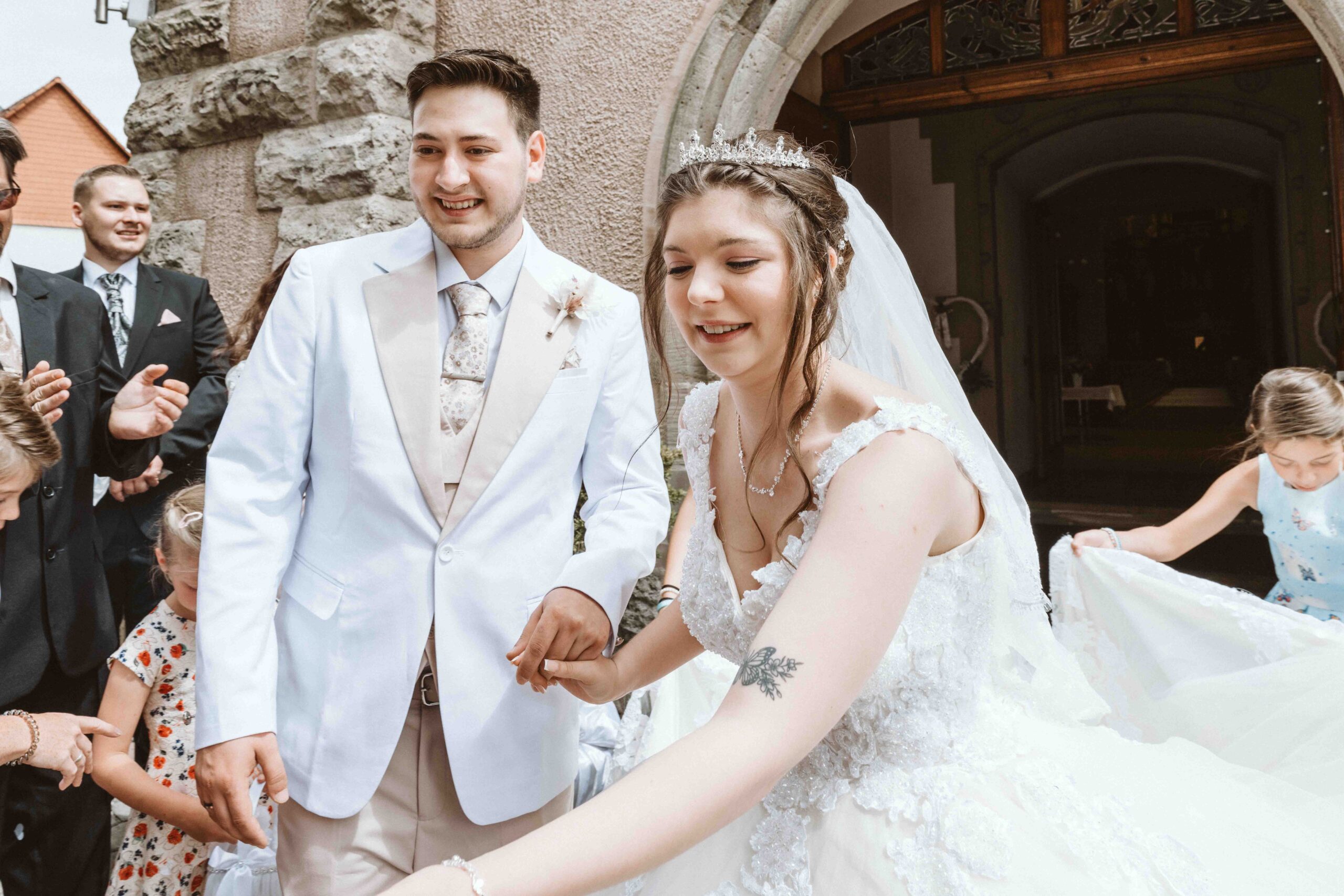 Das Brautpaar tritt nach der kirchlichen Trauung aus der Kirche