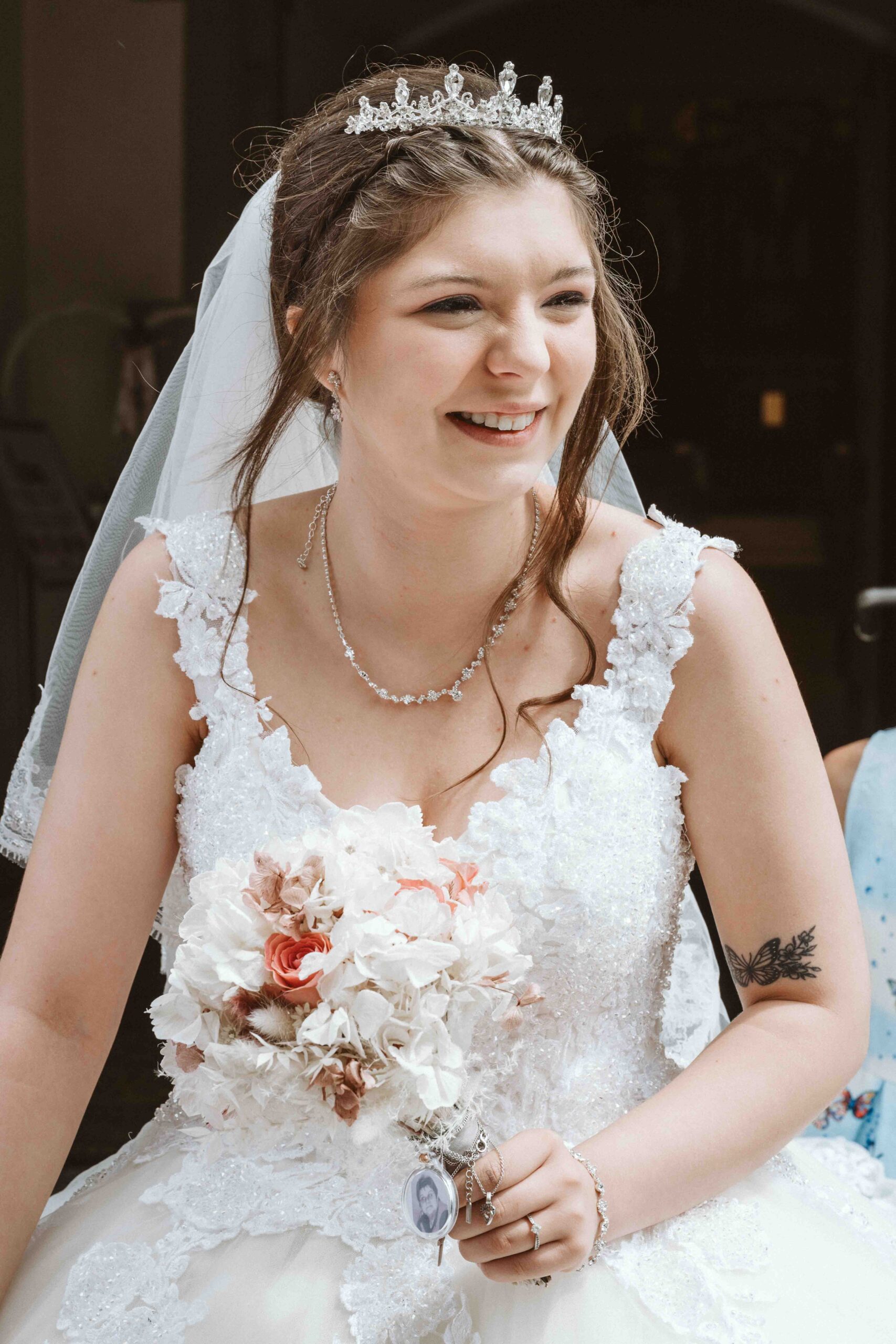 Eine sehr glückliche Braut kommt nach der Trauung aus der Kirche