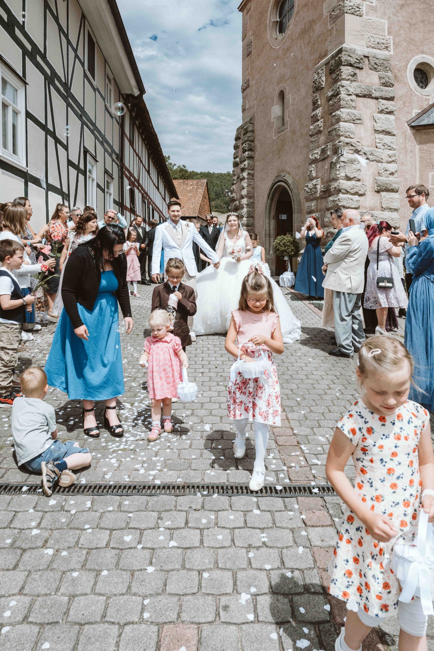 Das Brautpaar kommt aus der Kirche