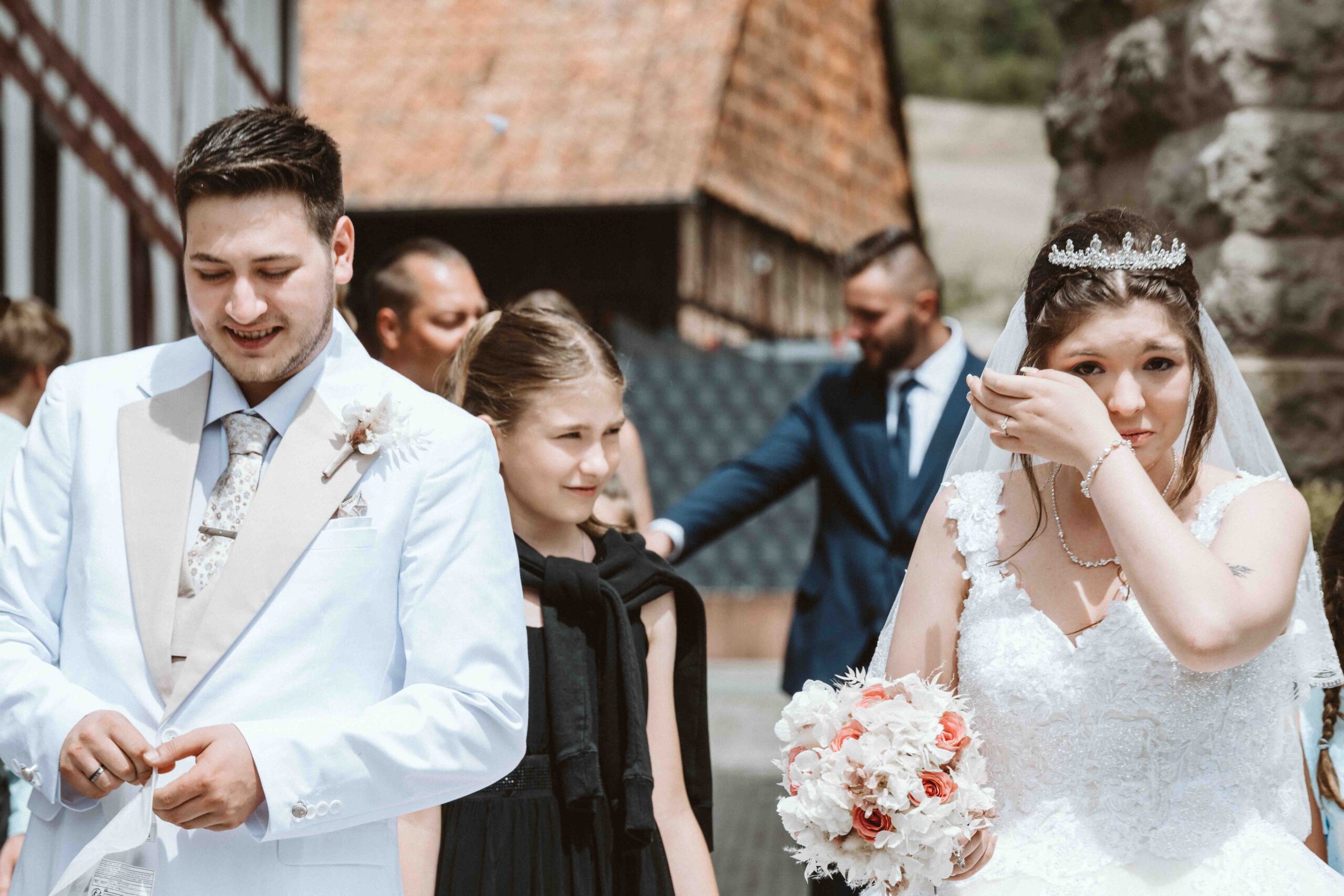 Hochzeitsreportage mit Emotionen. Die Braut weint vor Rührung nach der Kirche