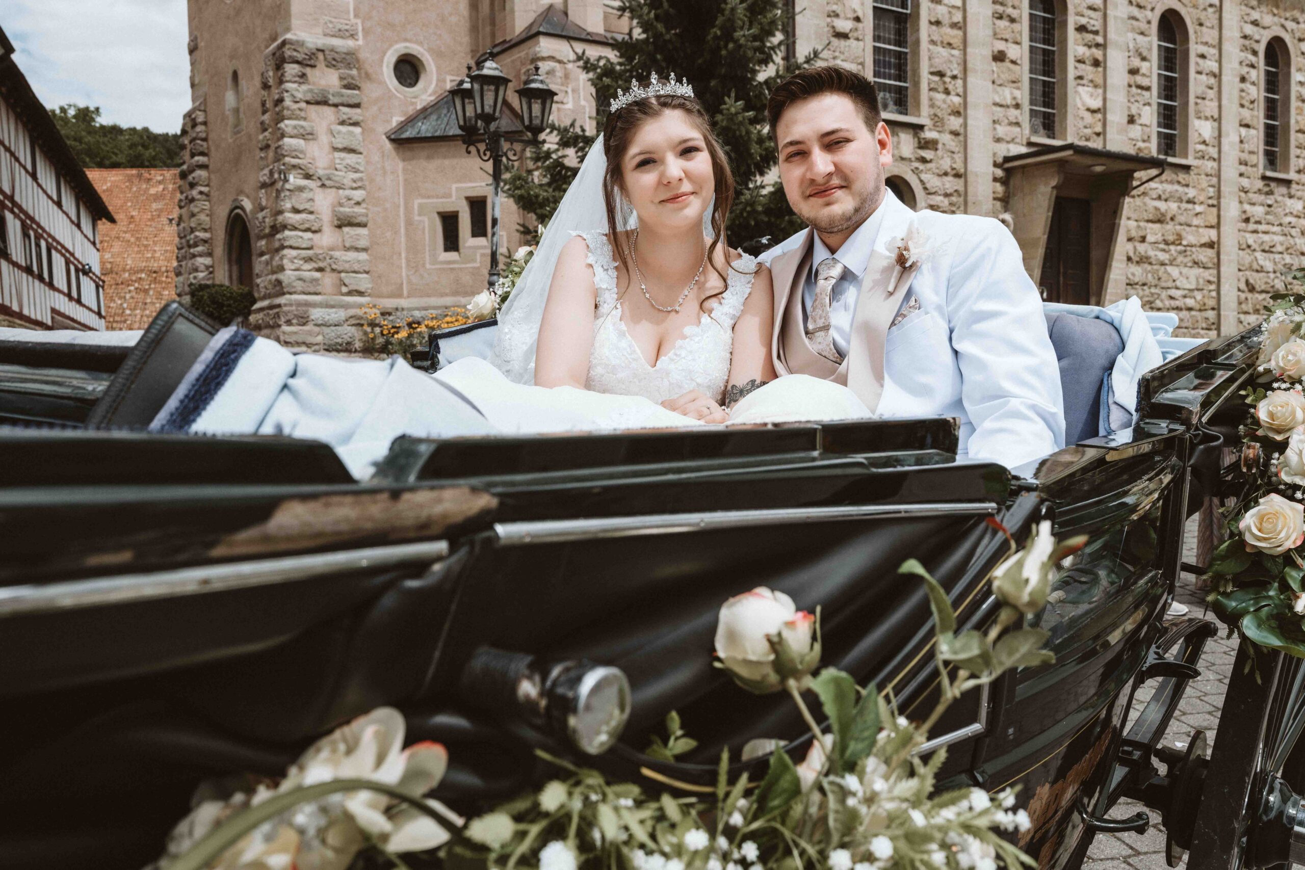 Das Brautpaar sitzt gemeinsam in der Kutsche