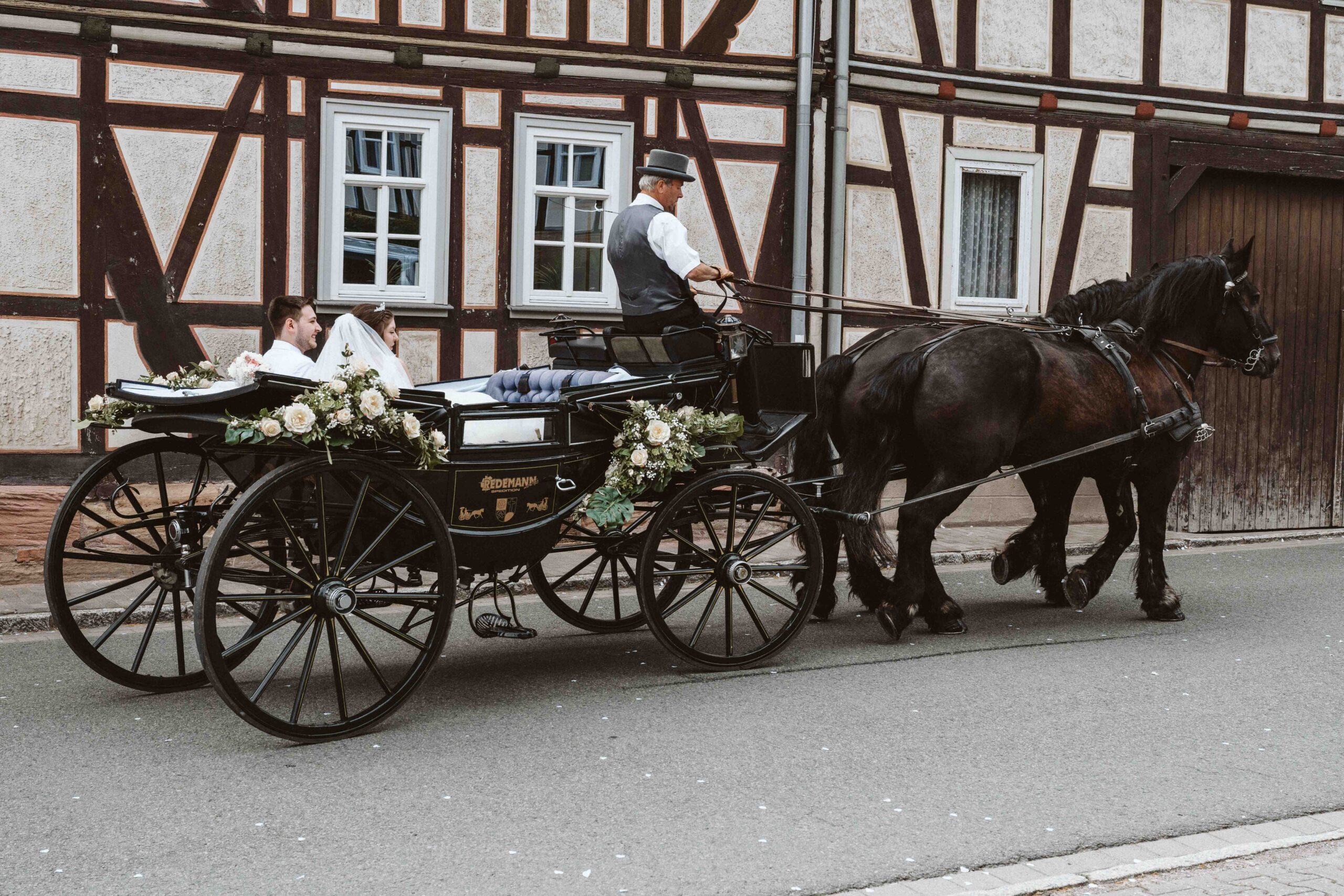 Nach der Trauung wird das Hochzeitspaar mit der Kutsche zum Festsaal gefahren